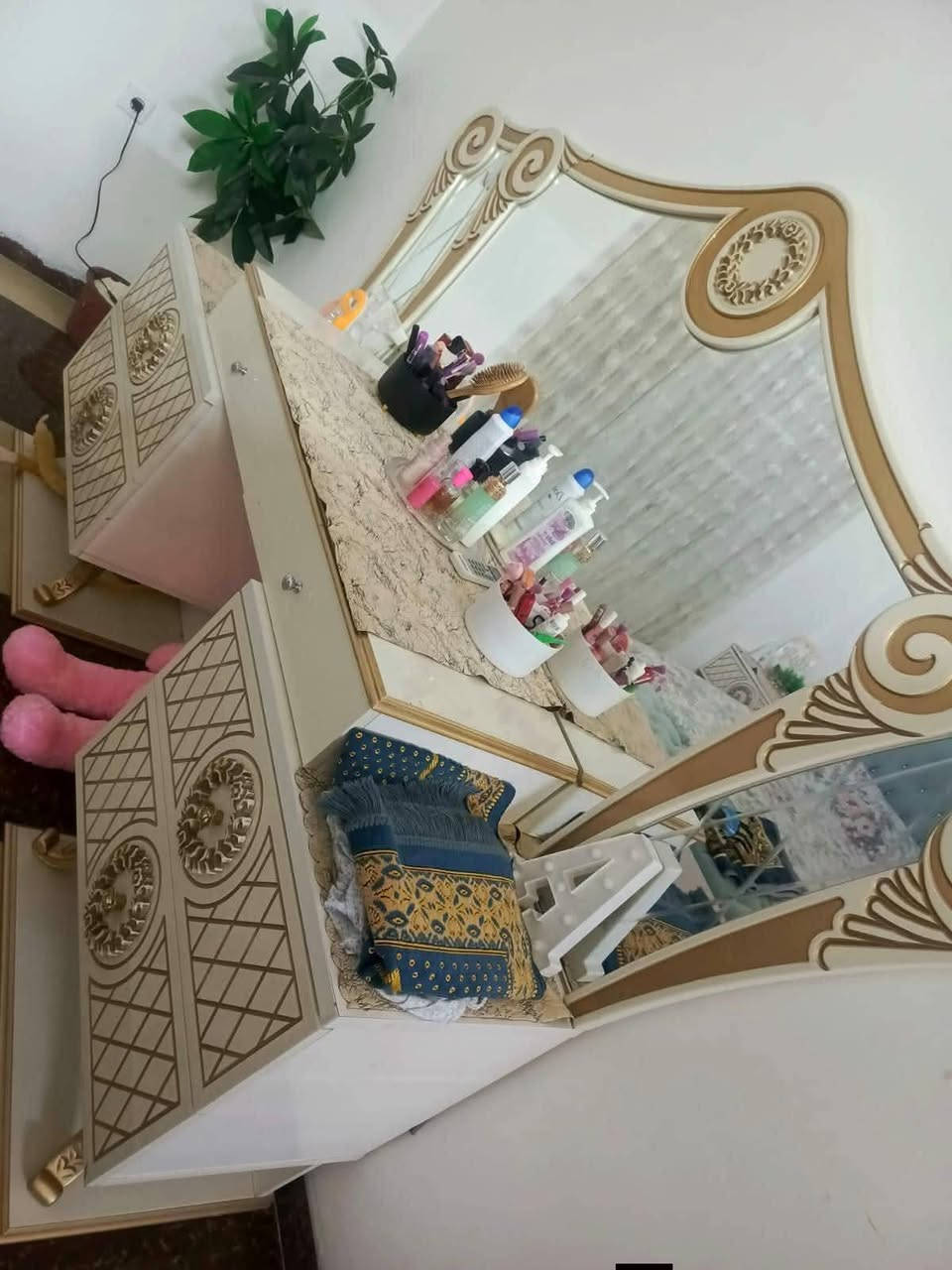 تخم قنفات ملكي 10 مقعد نضافه فول 2 كبار و4 ام النفر لونه يخبل شرط الاسفنج مابي لا كسر ولا شي
غرفه نوم ضخم 6 قطع نضيف حيل 
مال بيت لا مندوب ولا شي شراي اتصل 
(***********) واتس اب موجود او ماسنجر 
عنوان كركوك
