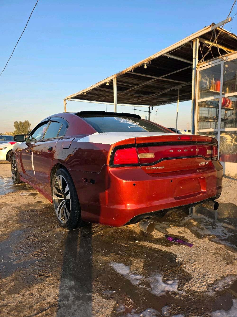 سيارة دودج تشارجر لون خمري للبيع. السيارة نظيفة ومصانة بشكل جيد من الداخل والخارج. الميزات تشمل محرك قوي وتصميم رياضي جذاب. السيارة مثالية لعشاق القيادة الممتعة والقوة.