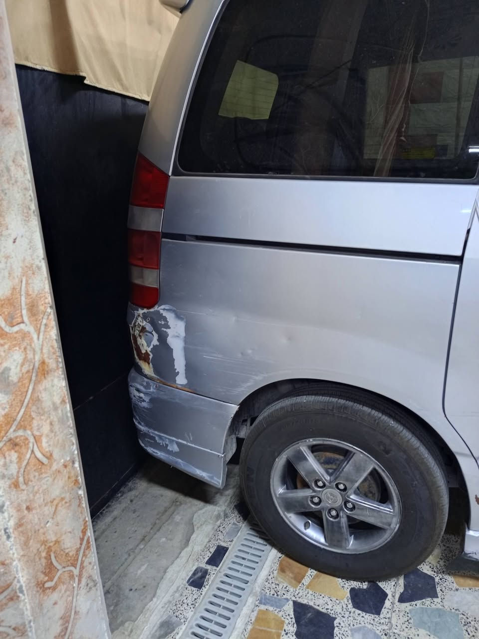 السلام عليكم نوها سياره جاهزه مكينه وكير جدد حداده جديده تخم تاير جديد باتري جديد بيهه طخه خفيفه موضحه بالصوره السياره معلايه بس بيهه معامله تحويل كامله ع القرار الجديد واصله للگمرگ باقي بس تدفع رسوم الكمرك السياره بلاديه لاضربه ولا تبديل  
الشراي يتصل 
***********
