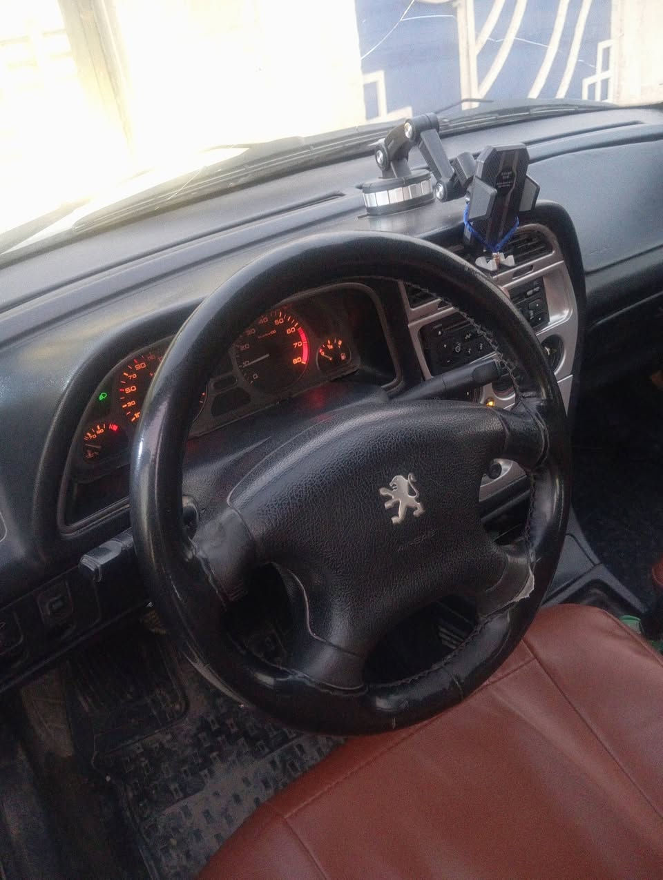 بيجو 306حره موديل2001 للبيع مكانها بغداد جسر ديالى الجديد السعر 36ورقه وبيها مجال اي استفسار هذا رقمي ***********
