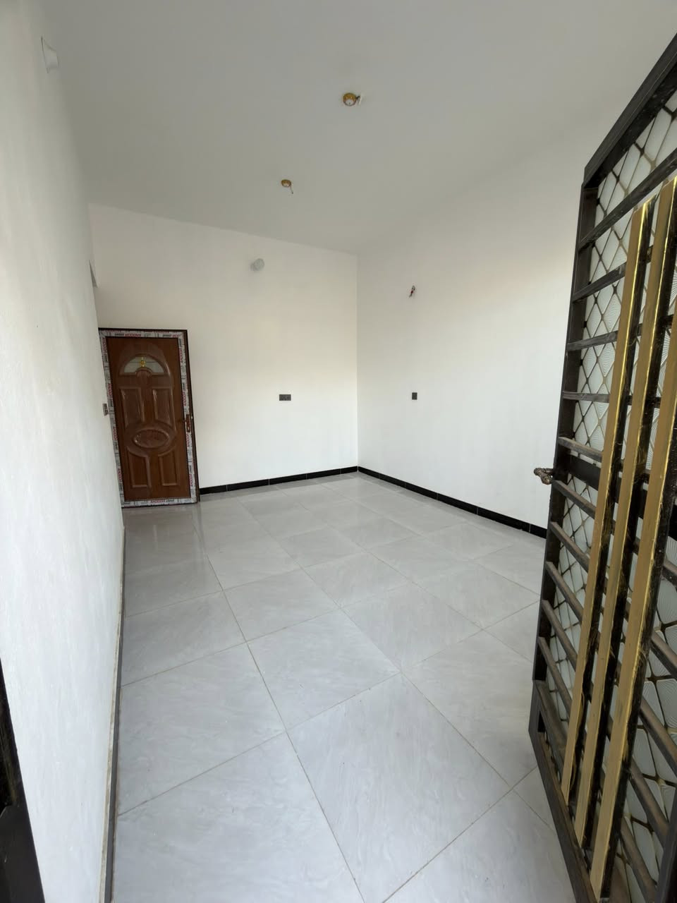 بيت للبيع مساحة 100 (5x20)
متكون من 3 غرف نوم 
الموقع الرازي للاستفسار ***********
ملاحظة البيت بناء جديد ولحد هذي الحضة محد سكن بي
