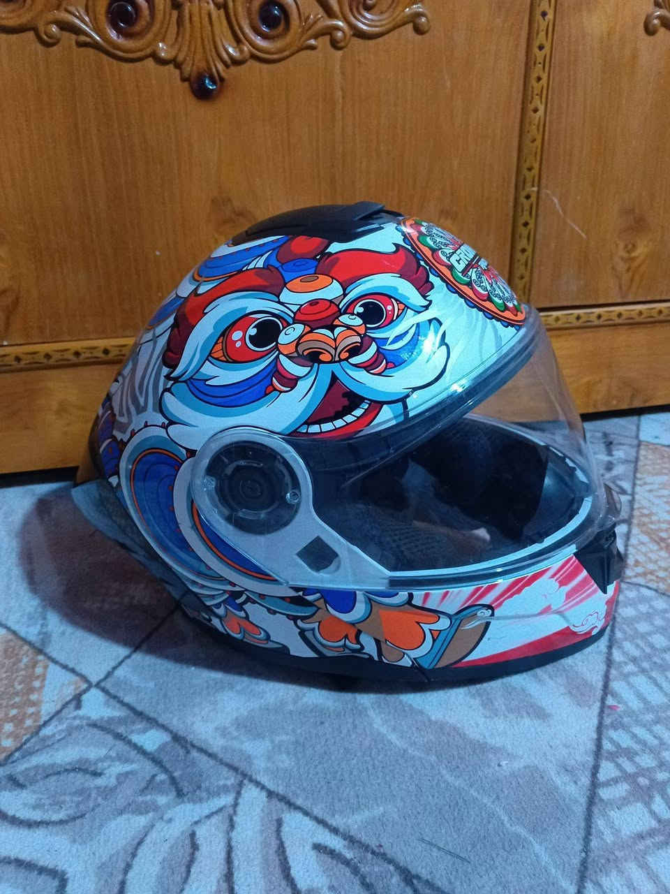 سلام عليكم خوذه رياضي موشم للبيع بيها وضع ليل ونهاري يعني نضارات شمسيه ونضارات طبيعيه سعرها 60وبيها مجال ماموجود ماسنجر وهاذه رقمي ***********بي واتساب واتصال
