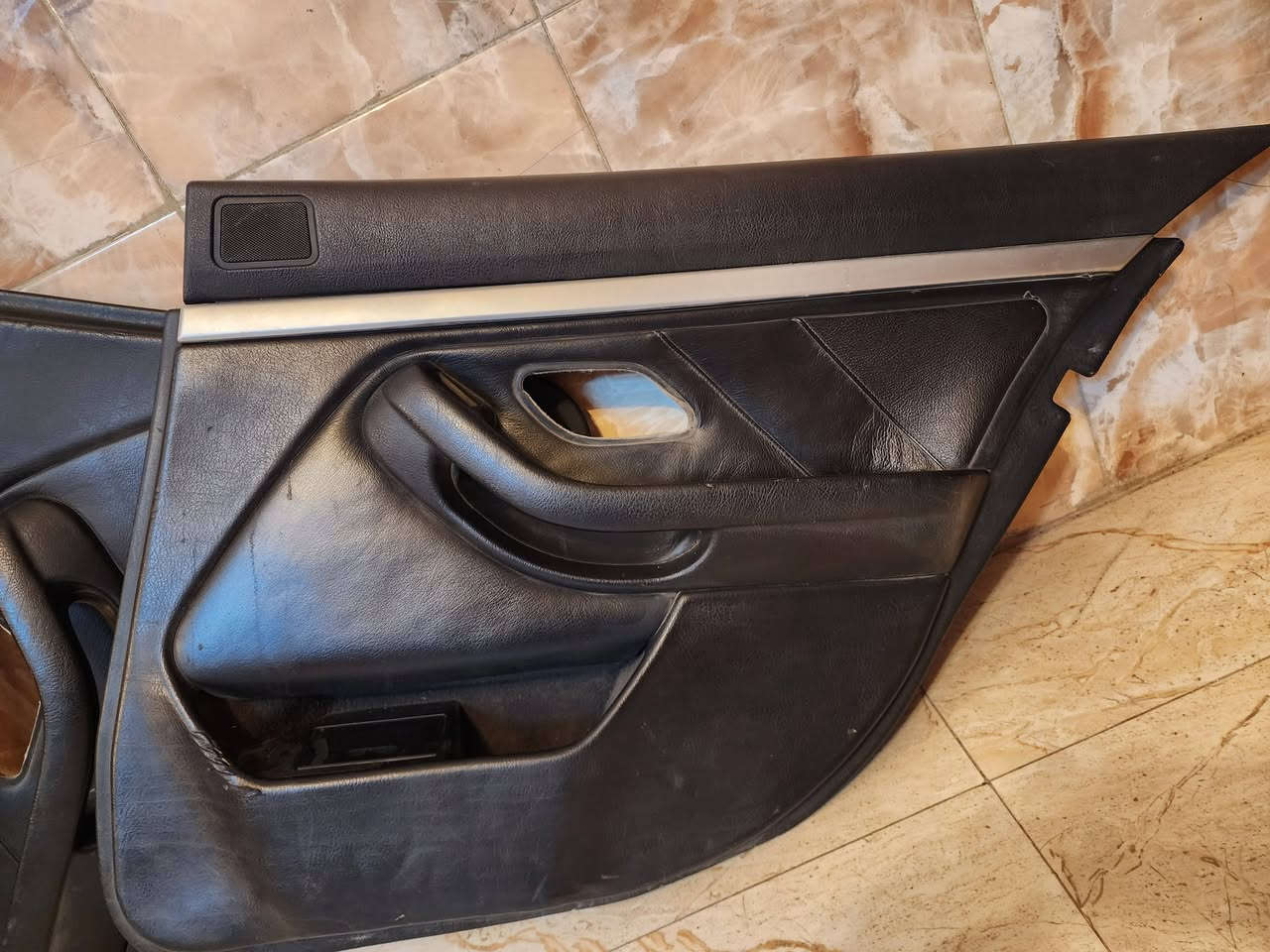 السلام عليكم ورحمة الله ... من رخصة الأخ الأدمن المحترم .  عندي مجموعة أغراض صقر e39 سعرهن (350 ألف نهائي ) للأمانة كل الأغراض حاوية فقط البطاين ليست حاوية ونسبة نظافة البطاين 80% ... هاتف / *********** مكاني حي القاهرة
○ صندوق تبريد وصيته من الأخ قاسم دوسكي  قبل شهر ونصف وموجود الوصل وياه (حاوية)
○ جامة سلايد فقط الجامة ترفع سلايدك الحديد وتشد الجامة (حاوية)
○ دكت التبريد الوسطي جديد جداً (حاوية)
 ○ بطاين أربع أبواب
