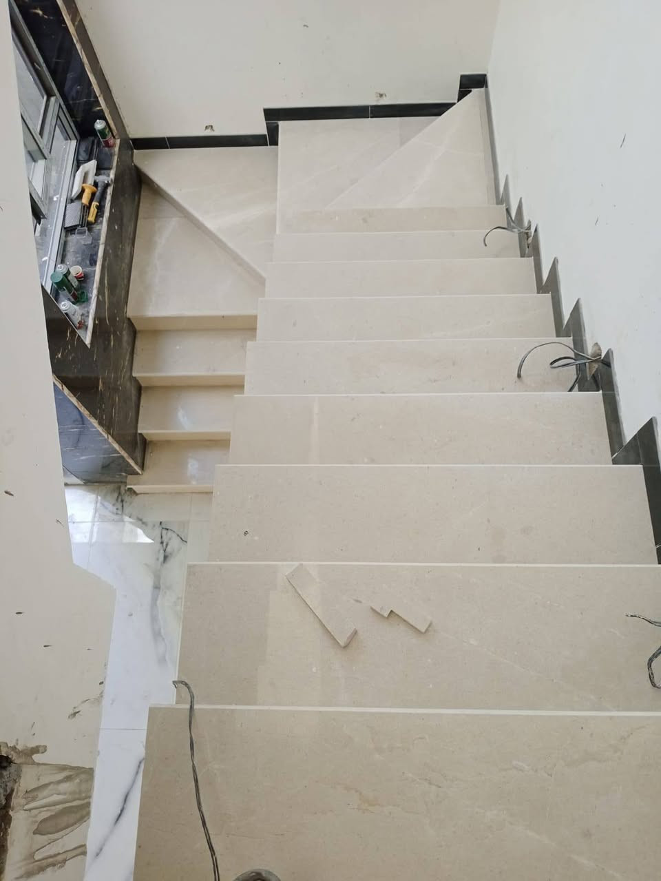 خلفة سيراميك جدران وارضيه  *********** المتر 8 الترميم المتر 10
