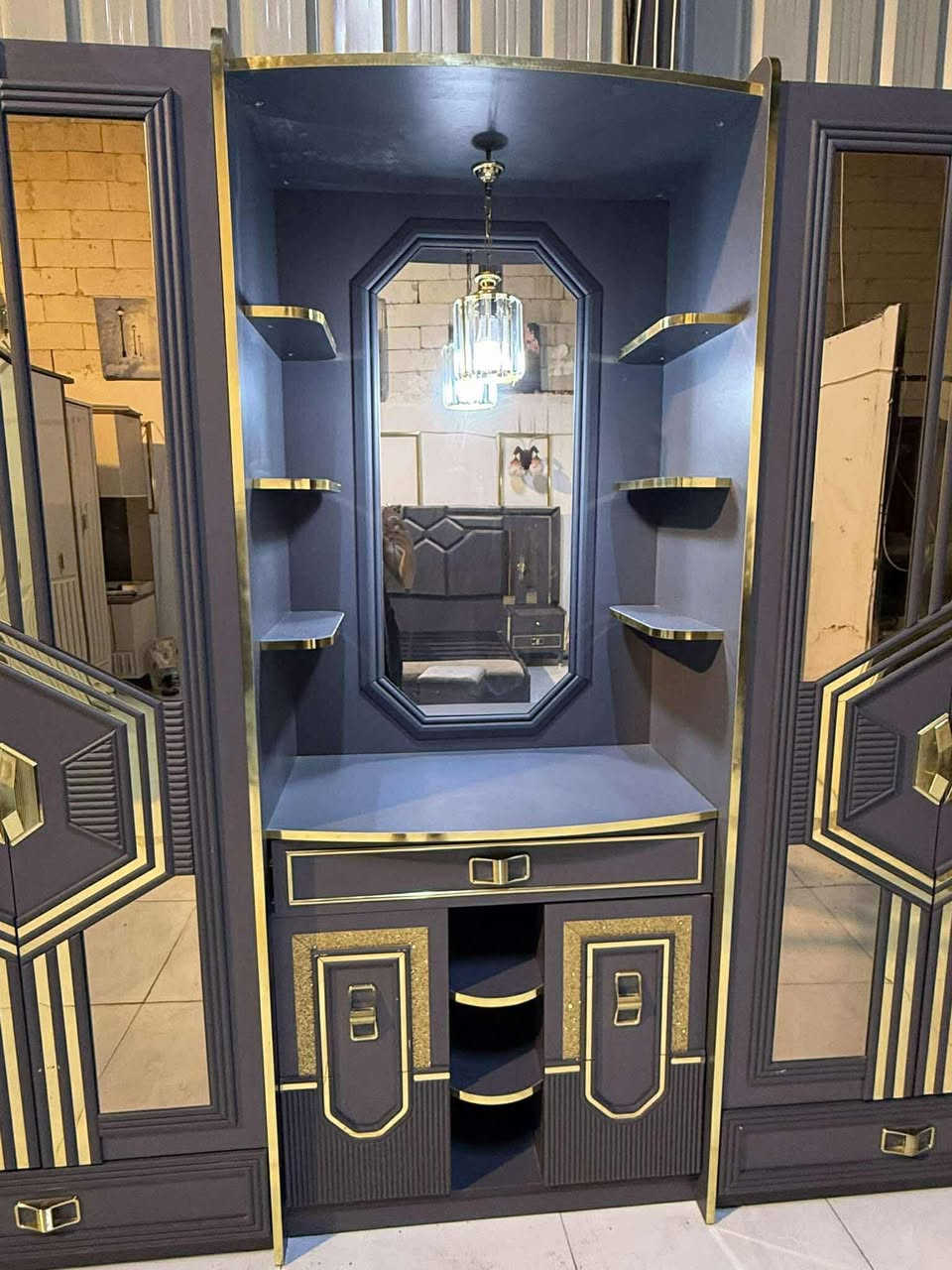 غرفه تركي نضام بواب
موديل ٢٠٢٦ ضخمه ملكي 
السعر مليون ٣٥٠ بيهة مجال ***********🌸 
شد نقل داخل بغداد مجاني محافظات بكروة 
نضافه ٩٠ 
غرفه ضخم حلو السعر مناسب
