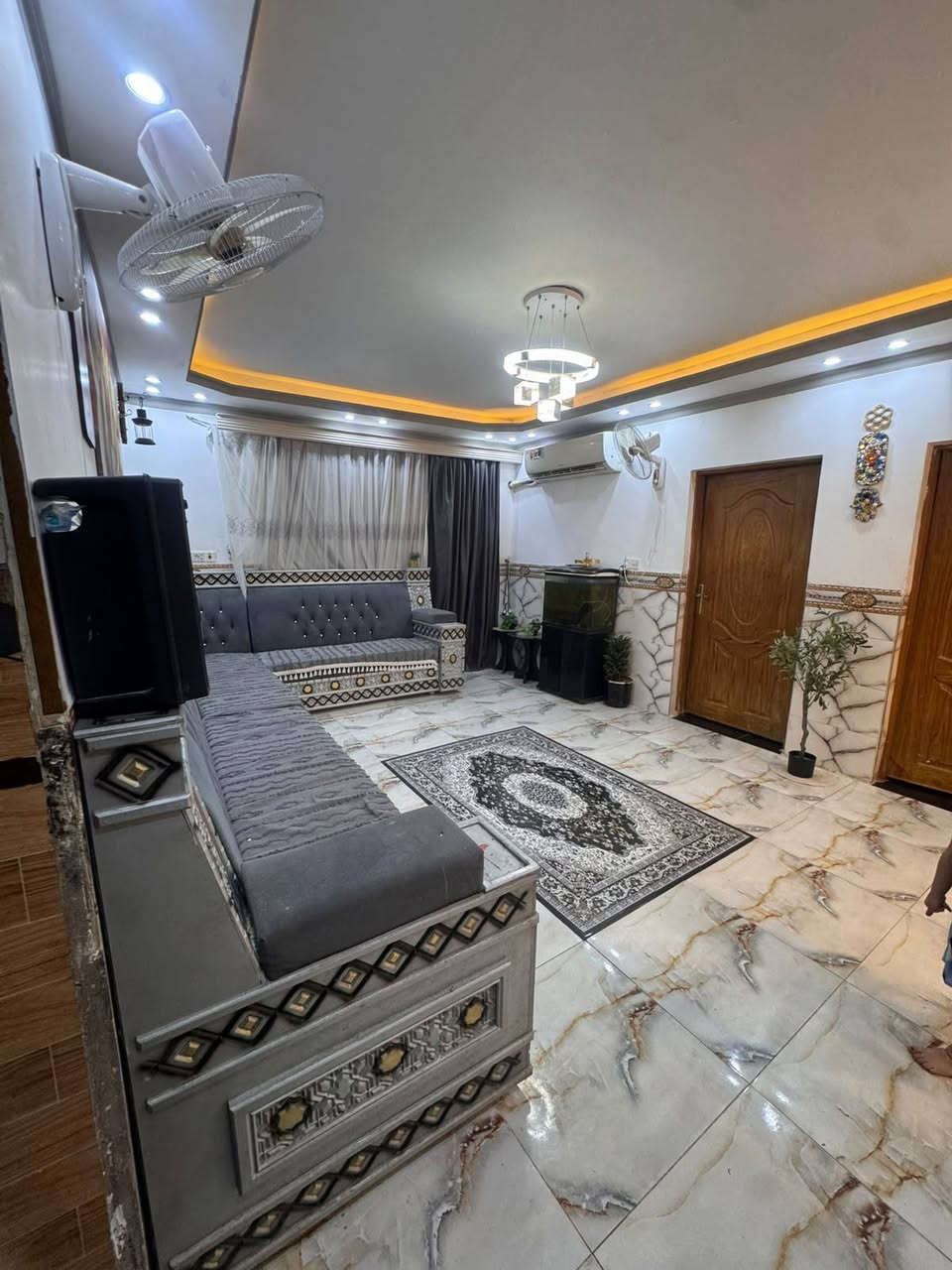 سلام عليكم اخوان بنيان كونكريت  بيت المساحه280 غرفتين وصاله واستقبال ومطبخ حار ومطبخ بارد حديقه مرتبه وحلوه گراج للسيارات كبير صحيات خارجيه وداخليه لبيت حلو ومرتب طابو باسمي سعره 120 موقع حي العسكري صدر رابع  مدرسه العراق  عشارع باب تبليط  نتصل ***********
