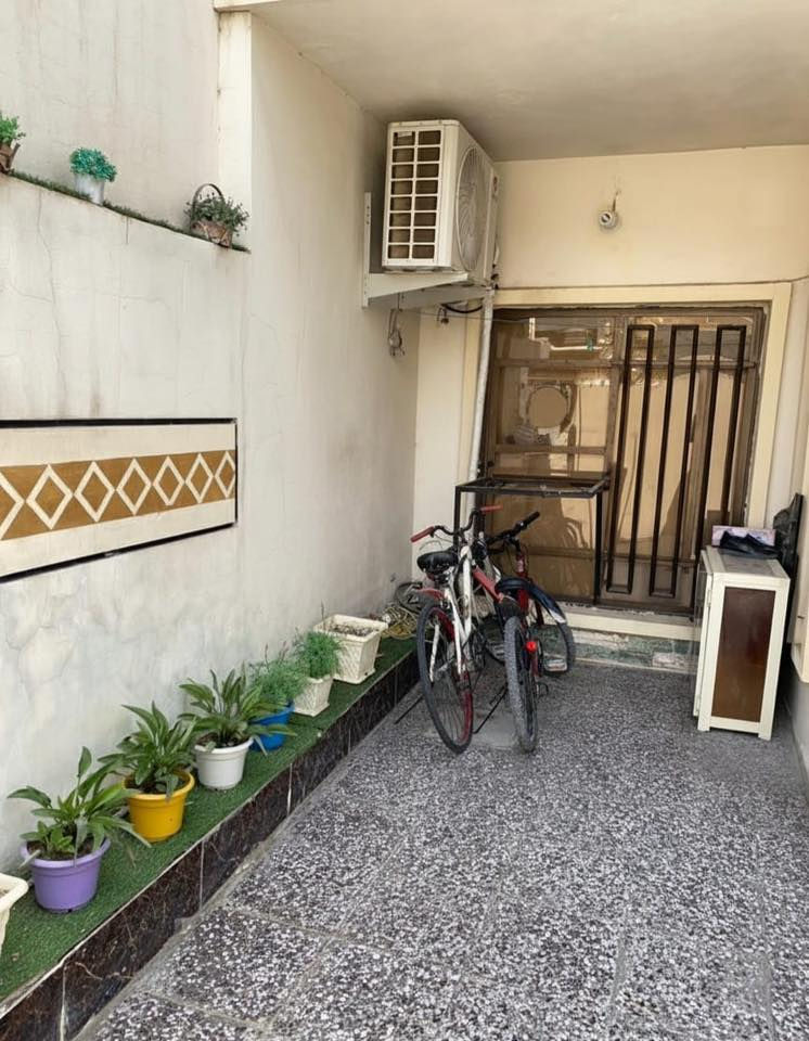 السلام عليكم ، دار للبيع في بغداد البياع حي الرسالة الثالثة طابو ملك صرف مساحة 83 الطابق الارضي يحتوي على هول ومطبخ وخدمات وكراج ومدخل الطابق الثاني غرفتين وبيتونة وسطح .. يوجد في السطح مخزن ، بناء حديث الارضية مرمر تركي والسيراميك اسباني شغل درجة اولى ..
للاستفسار : ***********
