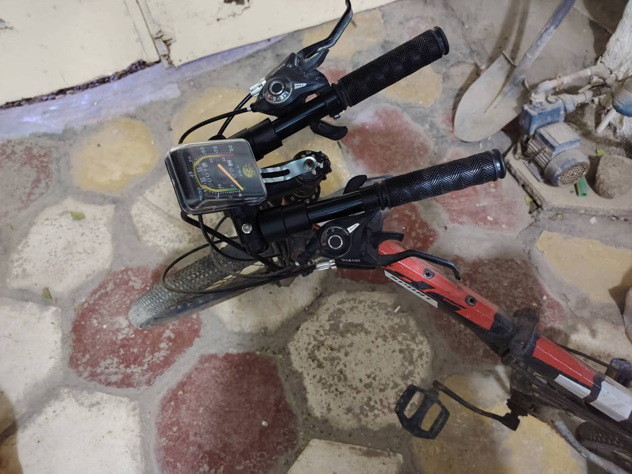 بايسكل جبلي سفاري باله ياباني اخو الجديد فول موصفات ستيرن يطبك لشه تطبك وزن كلش خفيف دبل كير ابريك امامي خلفي دسك تايرات وجوابه جديد مع تاير سبير ويا جديد كيلو متر الوياله بولبرين دراجه ماناقصه برغي كلشي بيه شغال العنوان بابل الحله حي الجزائر السعر 190 الف  تلفون ***********
