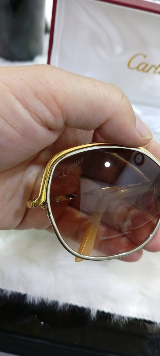 ***قطعة راقية جدا***
نظارة كارتير فرنسي اصلي
قياس: 60
عدسات زجاج
فلتر: uv400 لحماية العين من أشعة فوق البنفسجية 
للاستفسار: واتس اب ***********
