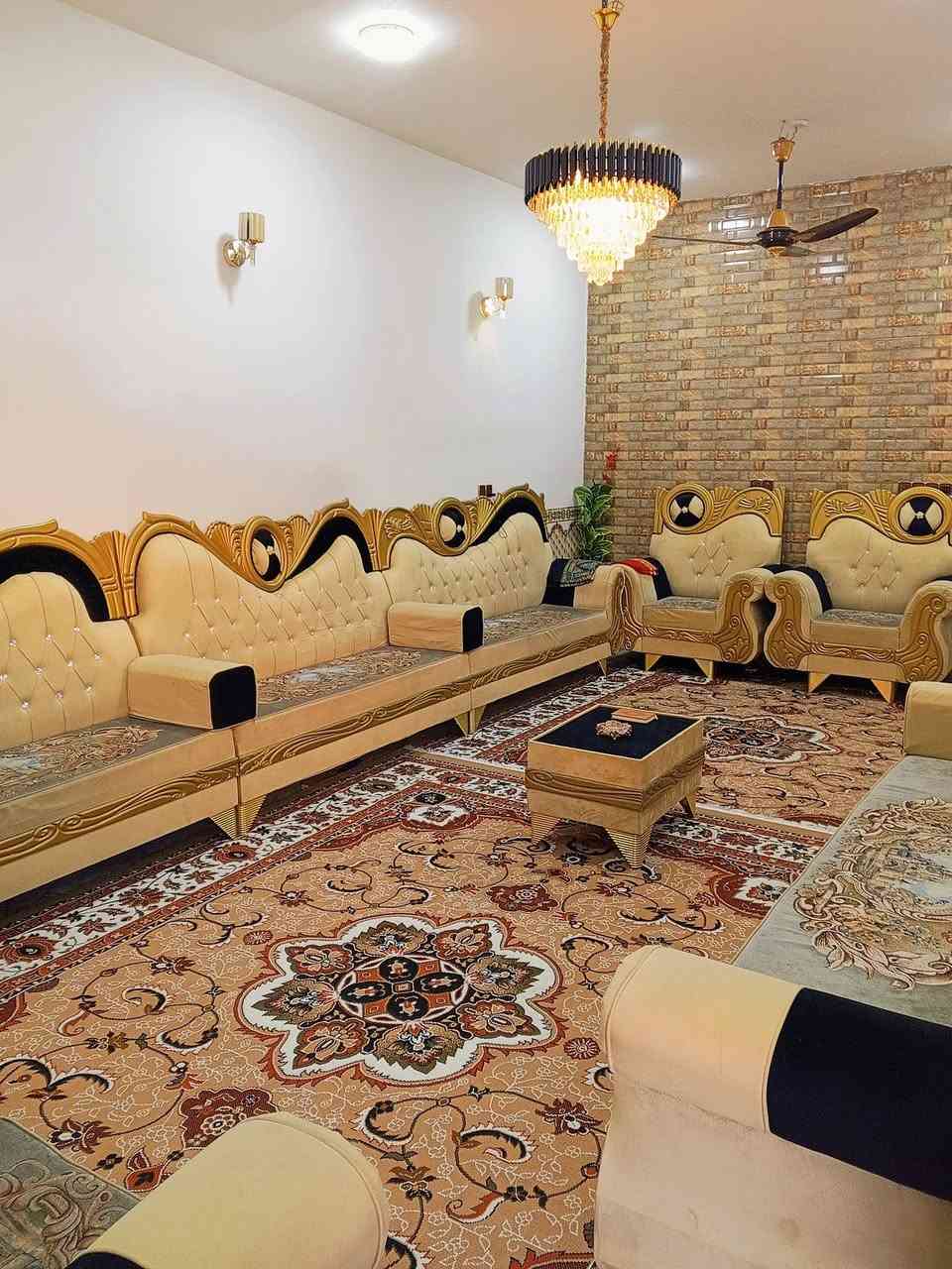 سلام عليكم بيت للبيع صوفيه شارع أربعين خلف مرطبات دريم 
المساحه 280م
استقبال
مطبخ 
صاله عدد 2
غرف نوم 4
صحيات 4
السعر 280 وقابل للتفاوض 
للاستفسار رقم الهاتف ***********
