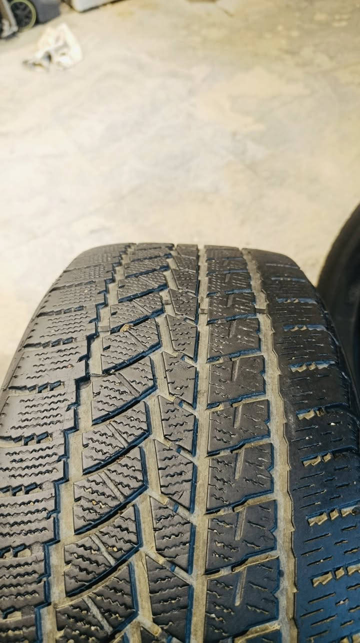 تايرات مستعمل جيب   موديل 22 23 حجم 255/55/20 واحد 285/50/20 عدد/2  سعر الواحد 25 الف عنوان جزيرة السياحية بغداد رقم الهاتف ***********
