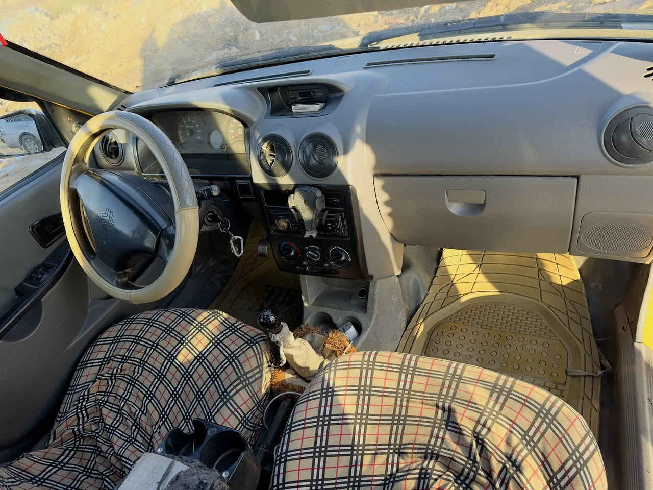 السلام عليكم ورحمة سايبه ١٤ سياره جاهزه بكان كوت مركز سعر٢٩ بسمي الف ممطلوبه سياره وحله من الصور ***********
