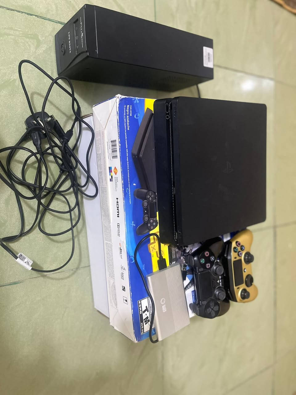 ps4 للبيع 
الذاكرة 500 مع هارد خارجي 1 تيرا 
+ يوبي إس مع يده عدد 2 نضيف كلش 
المجموعة كلها سعرها 370 وبيها مجال 
مكاني الديوانية ومتوفر توصيل لكل العراق


**إذا كنت صاحب هذا الإعلان وتريد حذفه لأي سبب، رجاءا أرسل رسالة إلى الدعم الفني**