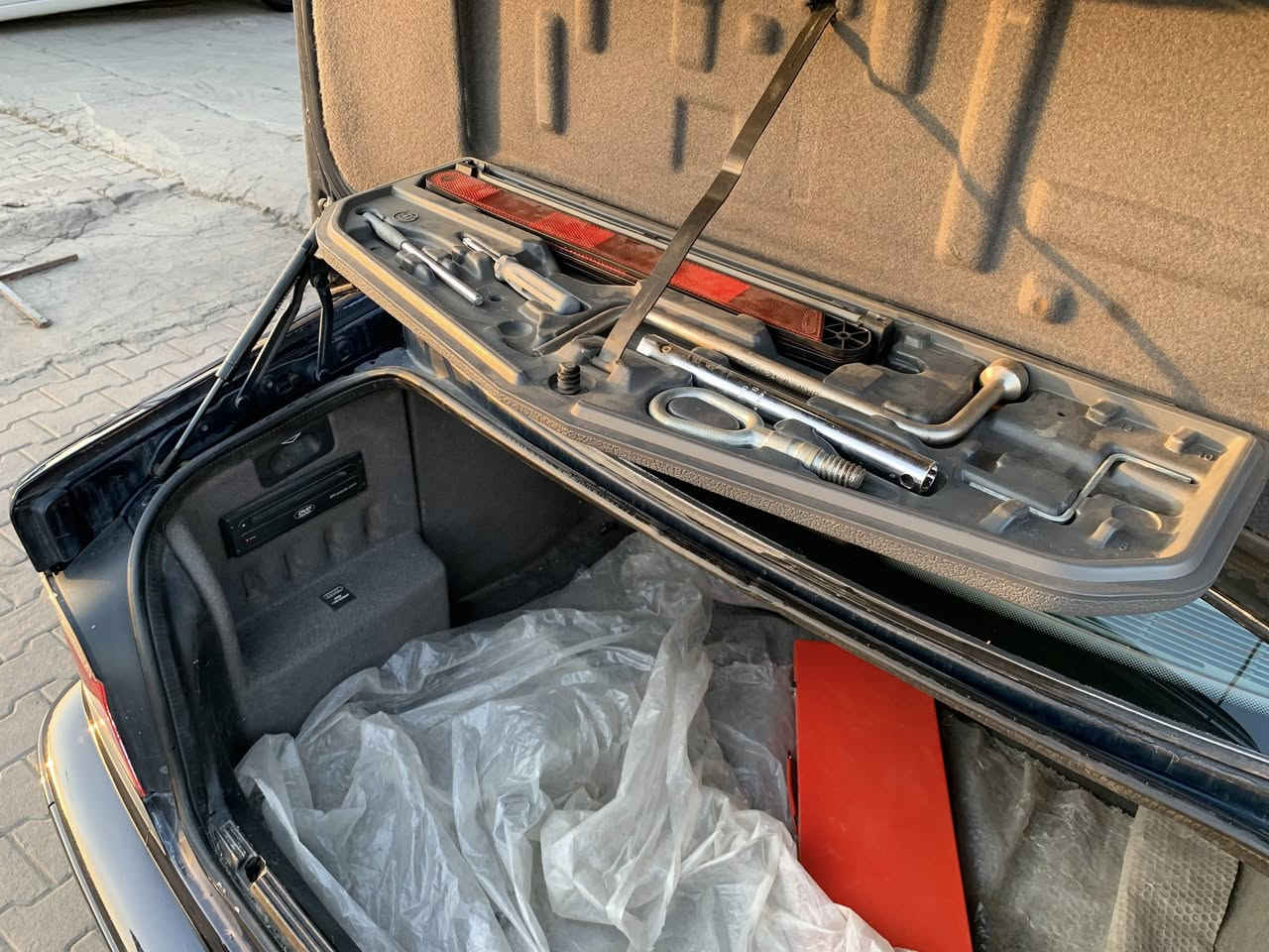 سيارة صقر موديل ٢٠٠٣ صبغ حزام بيها معجون بل هلال خلف سايق مع ربع دوسة سيارة فول موصفات سلايد كشنات جلد سيدي جنجر بل صندوك بلادي شاشة بلاد حسسات امامي خلفي بلاد شغال صيدلية بلاد خمسة جام بردا بلاد تخم كدام بشرط بلاد مع منضومة بريك اي بي اس تراكشن كلة جديد سيارة بلاد ٥٢٥ بل بليتة وارد الماني اصل وفصل اني بدلت محرك سويتها ٥٢٨ والحمد الله بدون اي عطل او خلل  جديد گاردن اكسل بشرط ويالة البينا ١٧ حجم تخم تاير لوك عليه مكاني كركوك  اي استفسار عل رقم ***********
