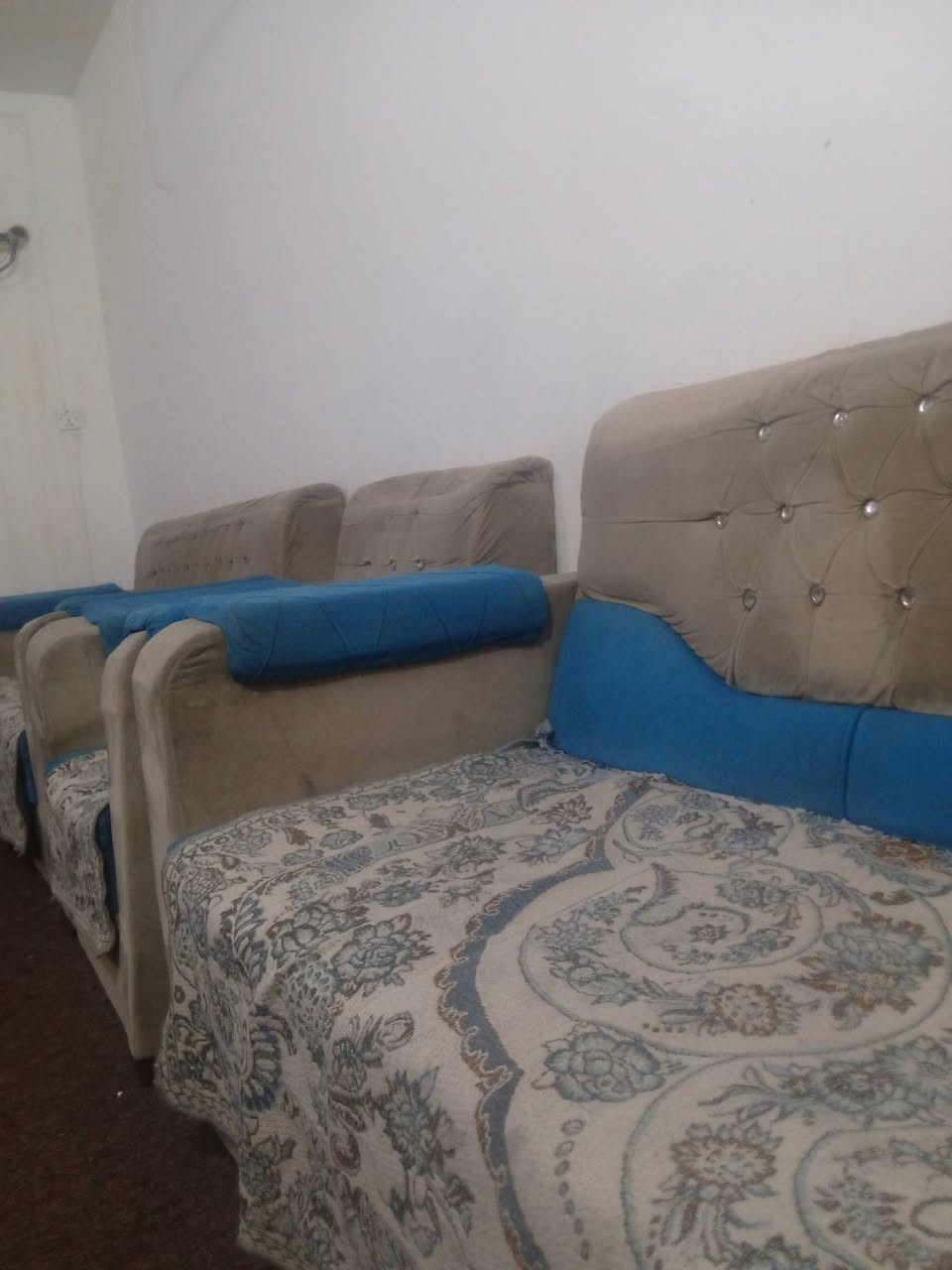 السلام عليكم قنفات للبيع سعر 150 بي مجال حي العسكري قرب جامع الخالدي ***********
