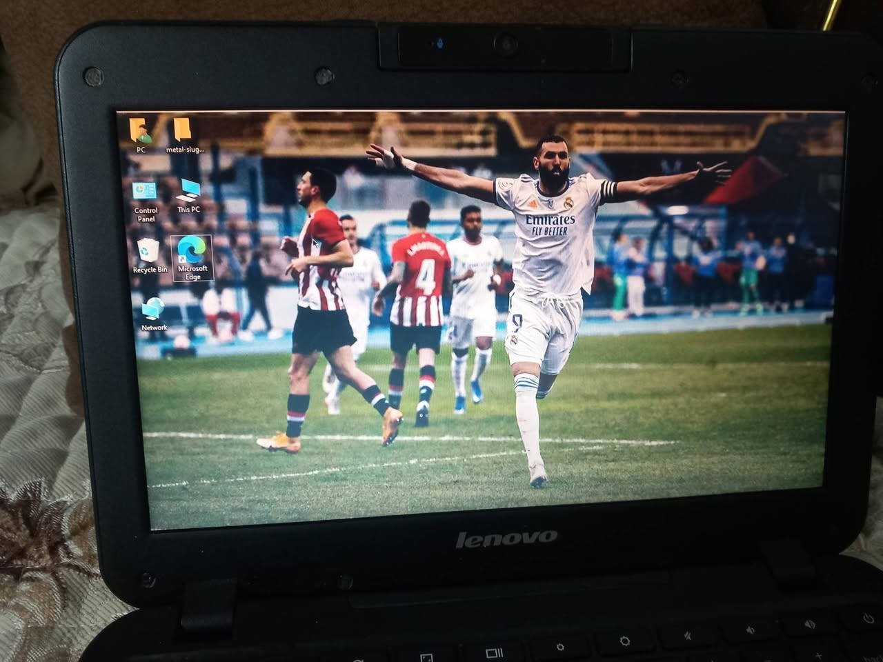 للبيع: لابتوب لينوفو (حمال شغل) - مال طلاب وتصفح
​لابتوب Lenovo حجم صغير، خفيف ومريح جداً بالحمل. الجهاز شغال 100% ومنصب عليه ويندوز 10 برو كامل، يعني مو بس كروم. (مشكلته صوت ماكو اله سماعه بلوتوث الحل المشكله تحديثه إلى ويندوز 11)
​المواصفات المختصرة:
​المعالج: إنتل سيليرون (اقتصادي وما يحمى).
​الرام: 4 جيجا (أداء مستقر وسريع بالفتح والغلق).
​النظام: Windows 10 Pro (جاهز لكل البرامج والبحوث).
​البطارية: خير من الله، تطول بالاستخدام وسعرها وحدها يسوى.
​الكاميرا: شغالة وصافية للمحاضرات والدروس
​ملاحظات:
​الجهاز نظيف وشغال 
​وياه الشاحن الأصلي مالته.
​يفيد جداً للطلاب، للمكتب، أو للي يشتغلون "توصيل" ويحتاجون جهاز خفيف بالجنطة.
​السعر: 75,000 دينار (وبيها مجال بسيط جداً )
المكان: [ديالى بعقوبه التحرير] للتواصل واتساب ***********
