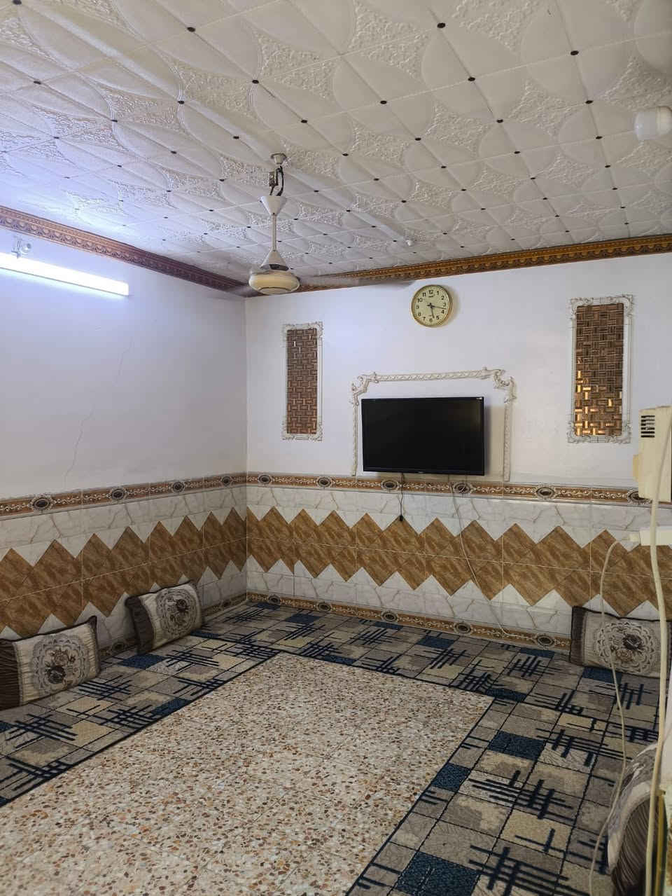 إعلان بيع عقار سكني

للبيع دار سكني يقع في منطقة الجلبية مجاور إعدادية الفردوس، بمواصفات جيدة ومناسبة للسكن:

* المساحة: (100) متر مربع
* الواجهة: (9) متر
* النزال: (11) متر
* البناء: طابق واحد

تفاصيل الدار:
يتكون العقار من:

* غرفة نوم
* صالة
* مطبخ
* استقبال (ضيوف)
* حمام داخلي
* حمام خارجي

السعر وطريقة الدفع:

* مطلوب اسكان 7 مليون بقسط شهري 200الف 

للاستفسار والتواصل: 🏢 مكتب الشهم للتطوير العقاري  
📍 الديوانية – شارع الوكفة القديم  
مقابل بريد التحدي – قرب معهد الخوارزمي  

📞 للاستفسار:  
***********  
***********  

📩 راسلنا الان

