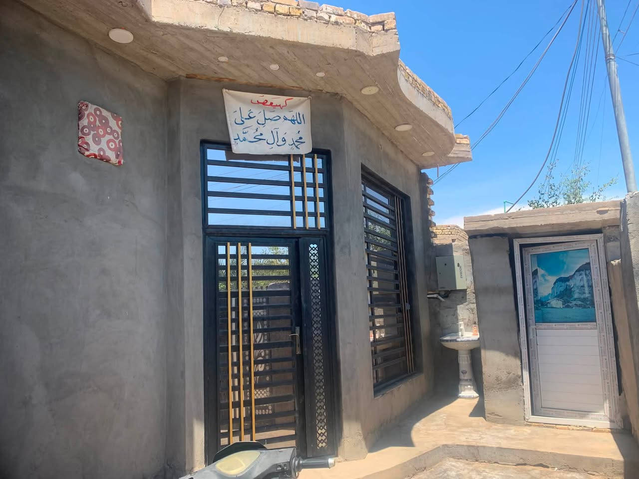 سلام عليكم بيت في العماره منطقت الدوانم مساحه ٢٠٠متر مبني وجاهز وصب وطابوك بنيانه وبيت جاهز مكانه حلو .  قريب عل شارع كلش تبليط وكامل خدمات منطقه تخبل للستفسار تصال علا رقم ‭***********‬

