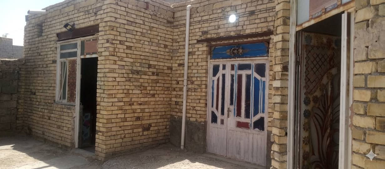 🏠 دار ركن مميز للبيع
​الموقع:
قرب حسينية أمير علي (عليه السلام) - يقع الدار على طريق المشاية.

​💬 عن الجيران: "الجار قبل الدار" كما قال نبينا محمد (صلى الله عليه وآله وسلم).. والمنطقة تتميز بجيران طيبين و"ونعم الجيران".

​📐 المساحة والأبعاد
​المساحة الكلية: 250 متر مربع.
​نوع العقار: ركن.
​الواجهة (العرض): 12 متر.
​النزال: 20 متر.

​🚪 تفاصيل وتصميم الدار
​يحتوي البيت على التقسيمات التالية:
​ديوانية (مستقلة لاستقبال الضيوف).
​صالة داخلية واسعة.
​غرفتين نوم.
​مطبخ.
​منور (ترك) لتوفر إضاءة وتهوية ممتازة.
​مجموعتين صحيات (داخلية + خارجية).
​💡 (الهاتف ‏‪***********‬‏/السند موجود)،
