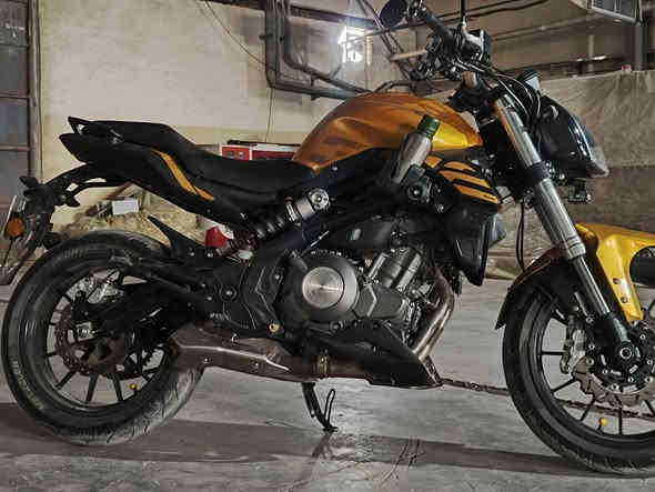 السلام عليكم دراجه نوع بطح بنلي مكينه 302cc
السرعة القصوى 180Km 
موديل 22
رقم وسنويه ب اسمي تحويل ثاني يوم
ماشيه 14000km وقابل للزيادة
للأستفسار الاتصال على الرقم *********** .
