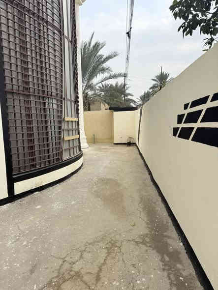 السلام عليكم عقار لبيع مساحة ٤١٠ متر نوع العقار سند ٢٥ ملك صرف طابقين يتكون من غرفتين وحده فوك وحدة بالطابق لارضي اضافة لاستقبال كبير وصالة ومطبخ وحديقة خلفية كبيرة يبعد عن الشارع الحولي مسافة ٦٠ متر وخدمات كاملة لتفاصيل اكثر لاتصال ع الرقم 
***********
