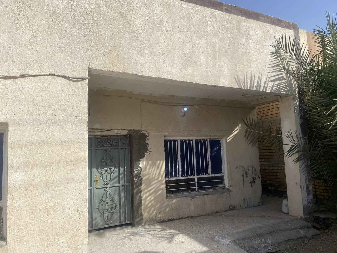 بيت للبيع في الحي العسكري طالبو صرف مساحته 210 متر طابق واحد  غرفتين وكلدور وهول وبراني ومطبخ وحمام  وصحيات خارجية وحديقة باقي التفاصيل اتصل على***********
