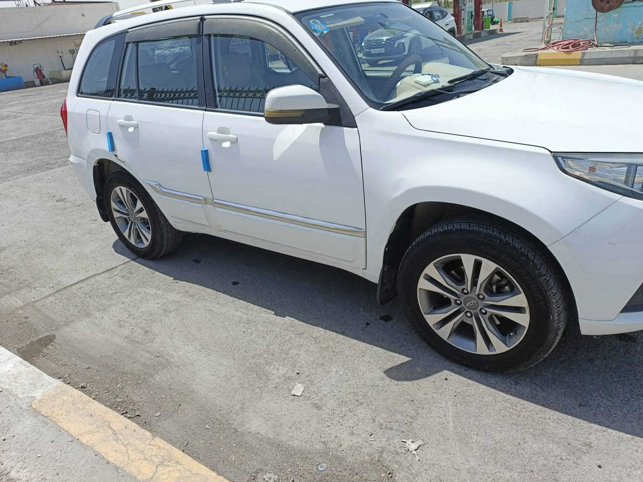 السلام عليكم سيارة شيري تيكو3 موديل 2018 بغداد باسمي ماشيه 57 ألف فقط محرك وكير مكفولات حجم المحرك 2000  كير ميكانيك تدفئة وتبريد فول تخم تاير جديد  سويج عدد 2 تحكمات ستيرن مثبت سرعه فقط صبغ جاملغ الأيسر للجماليه السعر 97$ وبيهه مجال للطيبين العنوان بغداد الدولعي حي الخطيب *********** أبو محمد
