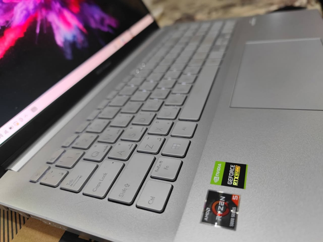 السلام عليكم 
اللابتوب الاحترافي من Asus فئه Vivobook 15 pro الاحترافي 

لابتوب نضافه ممتاز بالكارتونه شرق اوسط مضمون من اي خلل

ياتي بالعتاد الاتي 
شاشه حجم 15.6 انش الخامه الافضل Oled نقاوه الوان 133%SRGB  بمعدل تحديث 120HZ 
اكيد تجربه الكيمنك و مشاهده المحتوى تكون مثاليه بيها

معالج ممتاز من AMD 
RYZEN 5-5600H-4.25GHZ WITH RADEON GFX CARD 
فئه H للاداء الثقيل بكرت مدمج قوي 

كرت منفصل ايضا من 
NVIDIA RTX 3050 (STUDIO) 4GB DLSS + RAY TRACING 
نسخه الاستوديو باداء مضاعف لهذه النسخه 

رامات سعه 8GB DDR4 وهارد سعه 1TB نوع M.2 
بطاريه تستمر ٤ ساعات عمل 
كيبورد عربي ضوئي
نضام صوتي من هارمن محيطي مجسم  

السعر ٧٤٠ الف فقط 
بغداد قرب البياع ويوجد توصيل ايضا 
للتواصل***********

