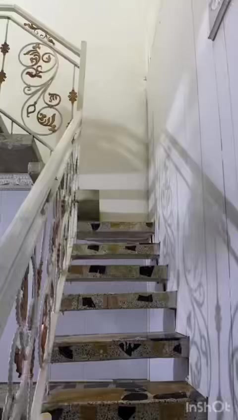 الدار لبيع قرب مستشفى الموسوي يتكون من طابقين 
للاستفسار الاتصال على الرقم ***********
