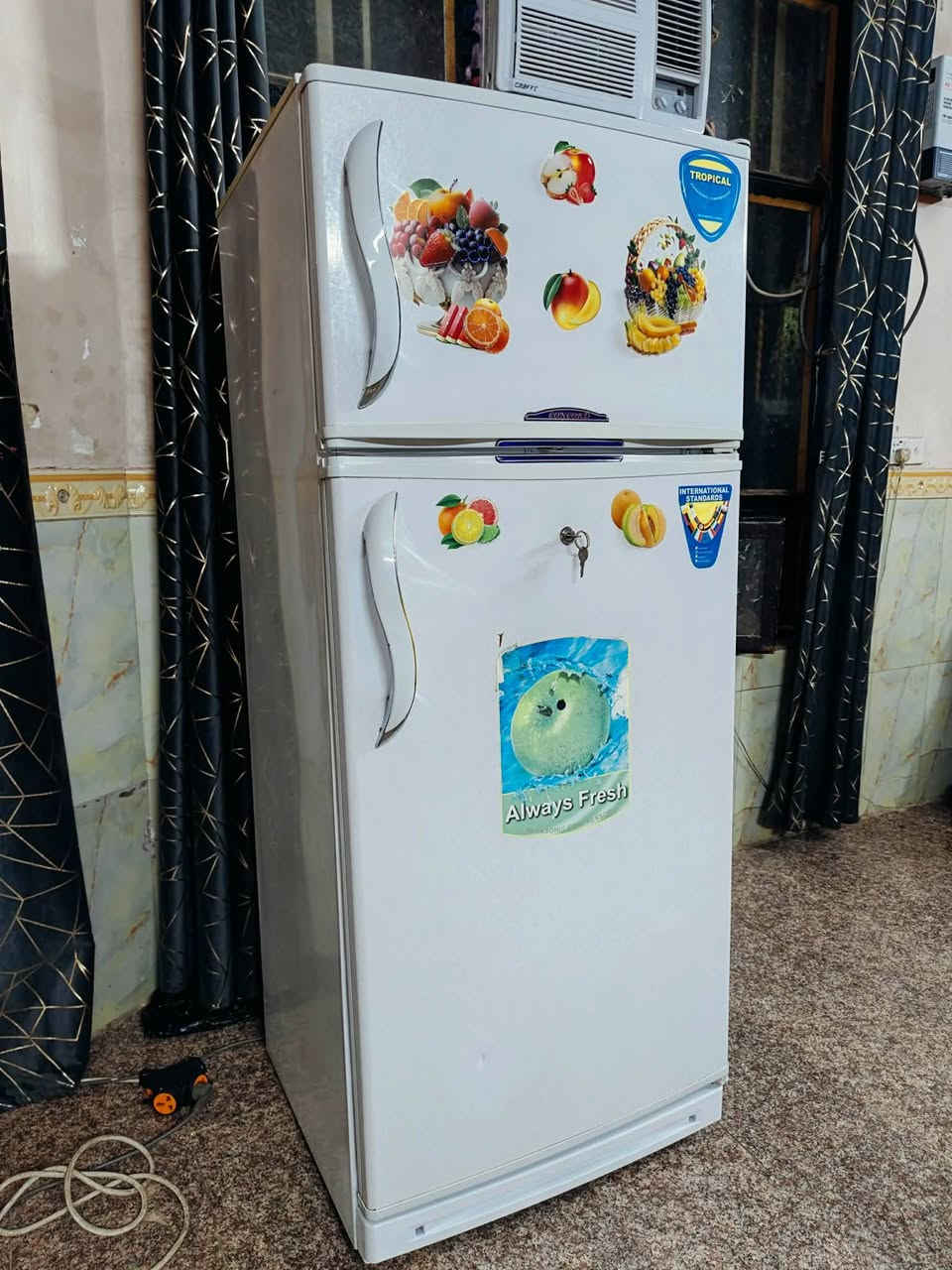 ثلاجة ماركة (كونكورد لبنانية باب اول ) مضلع بواري نحاس فريز خارجي نضام تجميد وبيها جهاز حمايه من الشركة ارقه ثلاجه حجم (24) قدم  تجميد درجة اولئ نضافه 90 بالمية داخل نضيف فول مال بيت ضمان اسبوع شرط التجميد السعر مع  التوصيل  ( 325) داخل بغداد حصرا متوفر توصيل كل مناطق بغدادد


**إذا كنت صاحب هذا الإعلان وتريد حذفه لأي سبب، رجاءا أرسل رسالة إلى الدعم الفني**