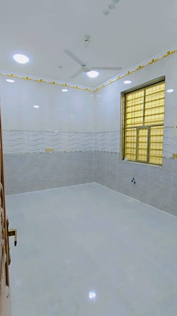 اسعد الله اوقاتكم بكل خير 🔷 احبتي الكرام دارين سكن البيع البيت مساحته 150متر 
موقع البصره ابو الخصيب كوت ثويني 50متر عان شارع كوت ثويني 
كل بيت يحتوي علئ 
2غرف منام 
صاله
مطبخ 
ديوان 
صحيت داخلي وخارجي 🛑 
نوع العقار طابو زراعي عراقي وكاله ونسخه من الطابو ◼️ 
وسعر البيت الواحد 90اوبي مجال 💸 الستفسار والنصال علئ***********
***********
