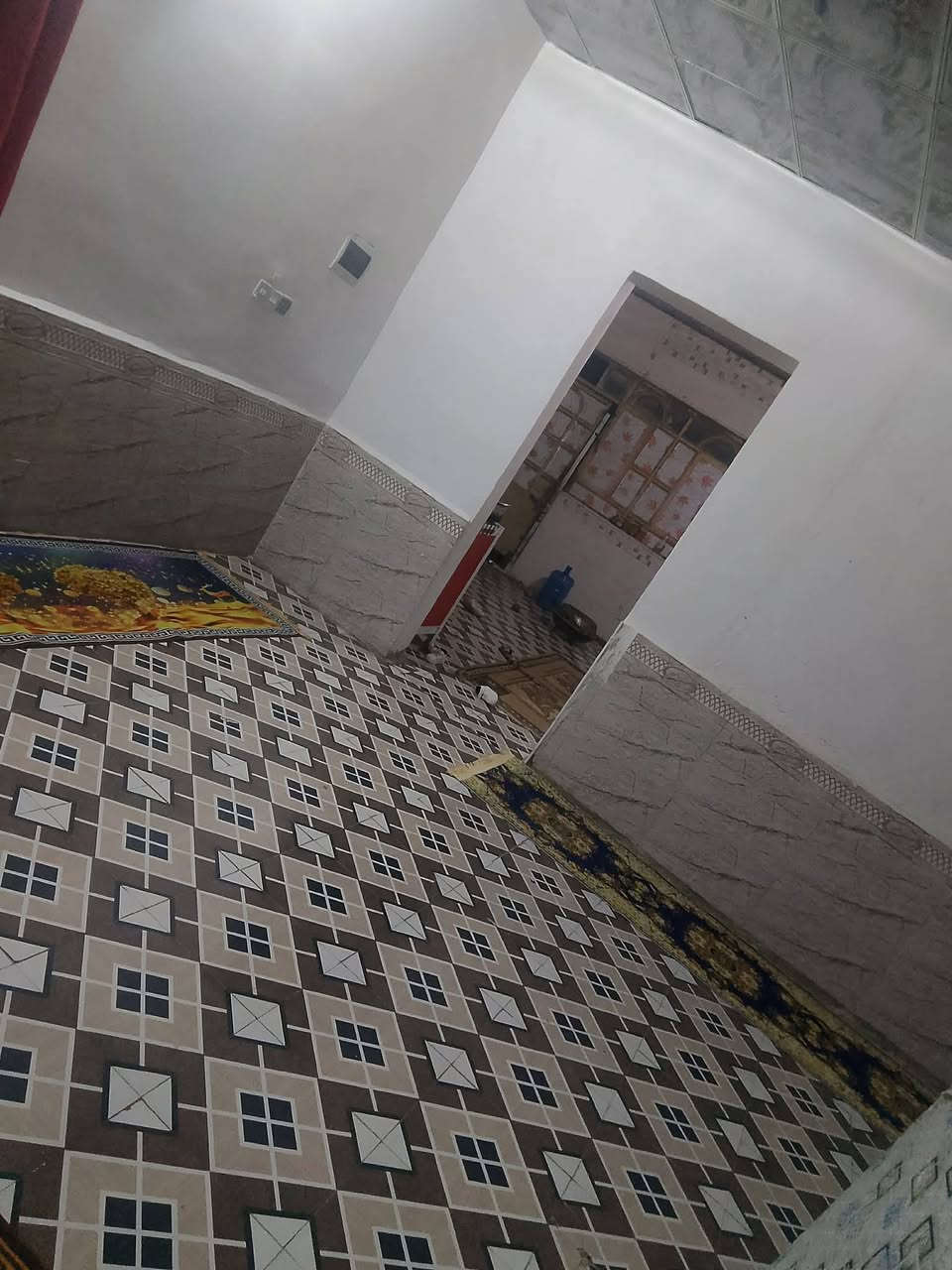 بيت عمود134طريق ياعلي مساحه 150متر بي غرفتين وصاله ومطبخ وستقبال وطارمه جبيره وصحيات خارجيه وداخليه وسقوف ثانويه وسيراميك وبرسلين يبعد عن الشارع 350 متر سعره 28 وبي مجال قرار محكمه مشمول بتطويب اتصال ع هذه الرقم ***********

