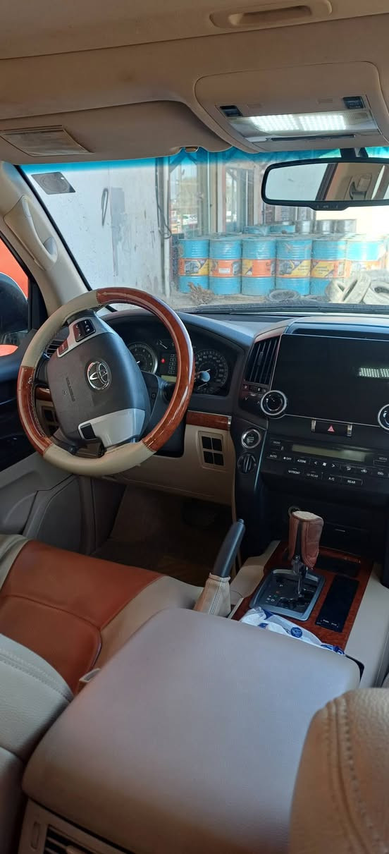 السلام عليكم  للبيع اومروس  موديل ٢٠١٢  ٦ سلندر ماشي  ١٩٢ الف مكفوله  سعره  ٣٣٥  
***********
