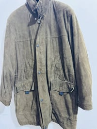 قمصله جلد طبيعي شامو من ماركت انكر العالميا نضافه 95 نضام القمصله تلبس...