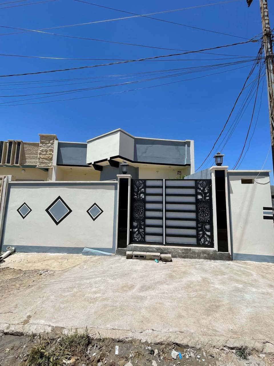 ":
🏡 بيت للبيع (فول زيرو) بحي القوسيات / حي الزيتون
المساحة: 200 متر (قريب تقطيع السائق تجاه الملايين الثانيه). البيت ركن عل شارعين
الداخل: 2 غرف + استقبال + صالة + مطبخ + 2 حمام.
الخدمات: كاملة (. ماء وكهرباء) ويبعد 
القانونية: سند زراعي (حق تصرف) + وصل بلدية.
💰 السعر: 70 مليون دينار. وبي مجال شي بصيط 
📞 للتواصل: *********** | ***********
