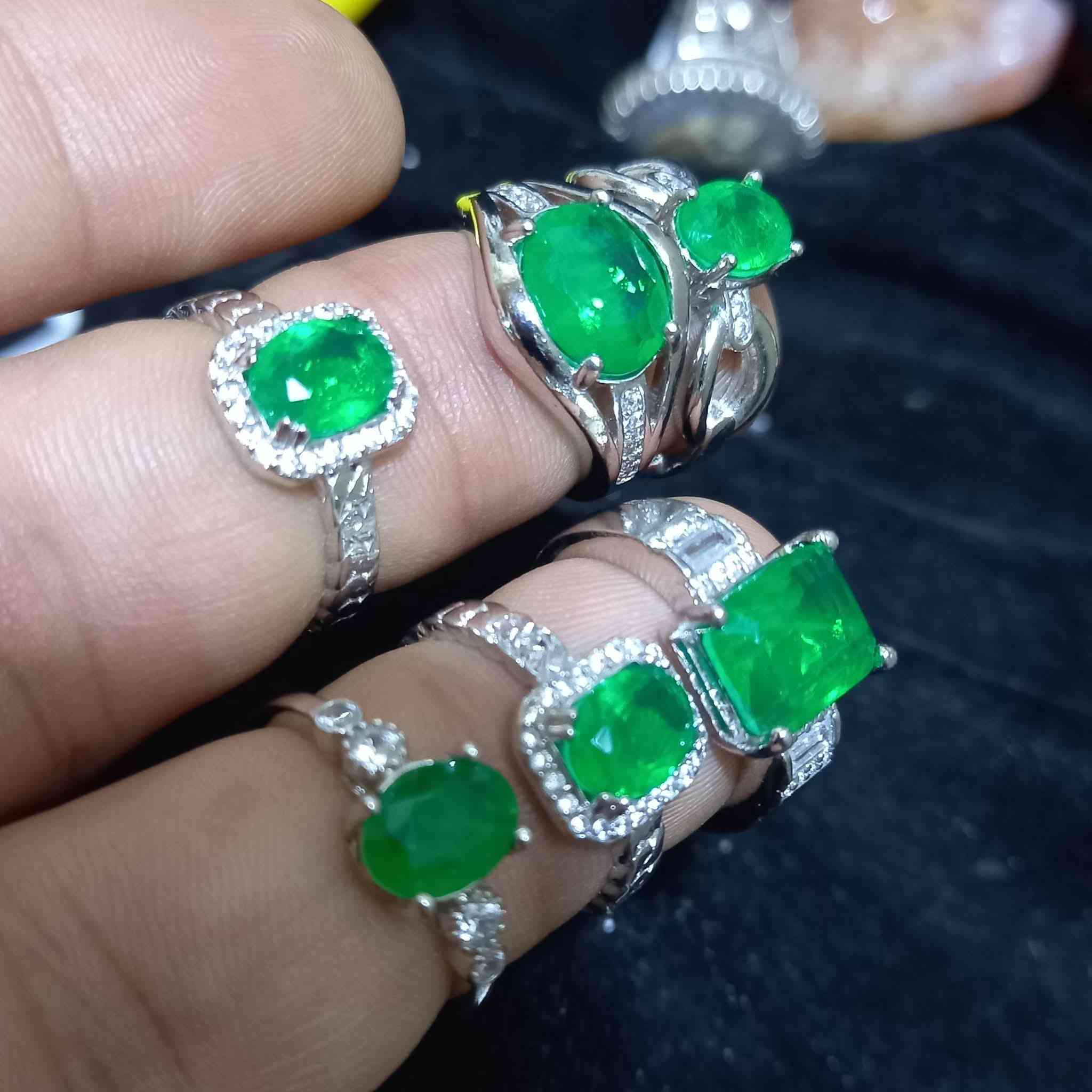 🟢💍محابس نسائية حجر الزمرد الأفريقي الاصلي وفضه اصلية مية بالمية مختومة العنوان بغداد يوجد شركة توصيل كافة المحافظات العراقية أي استفسار أو سؤال واتساب او الاتصال بالرقم
***********
