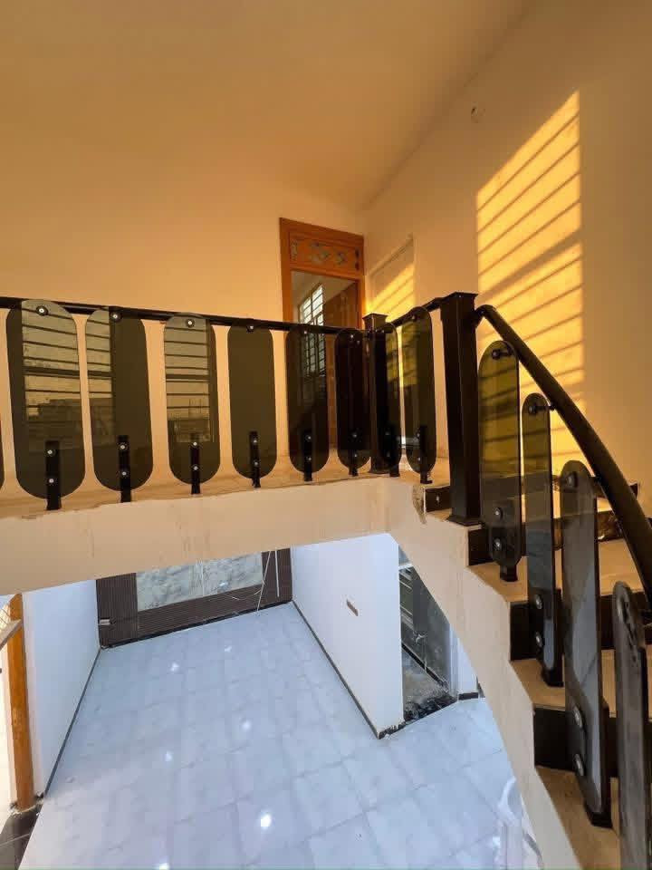 يا الله  اليوم عدنا عرض كلش مرتب بيت 🏡 
مساحه البناء ٢٠٠متر  طابقين 🏯🏩
بناء درجه اولى  المكان عرصات الحاج حيدر حجي هندي حول الخصيمه  قرب التربيه الجديده 
سعر خاص او الاتصال ***********
