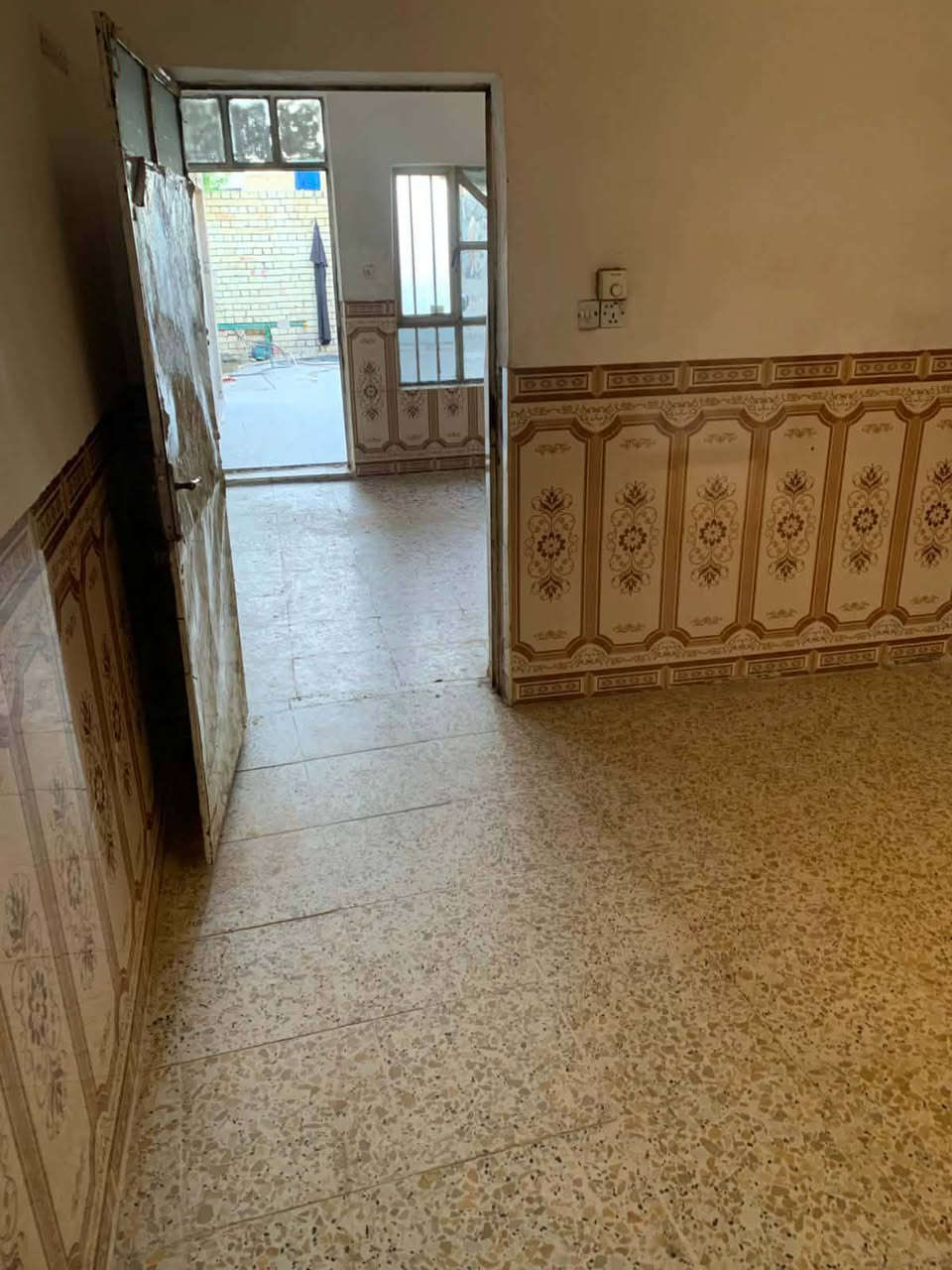 بيع مستعجل تعال شوف شوف العين
سلام عليكم 
بيت 320 متر بلعماري يم حسينيه علي الكعبي البيت ركن خدمات تبليط مي كهرباء مجاري صطحيه وثقيله البيت بي حديقه كبيره واسواق شغاله البيت فارغ جاهز للسكن سعره 70 مليون كله هوه والاسواق
الرقم ***********
