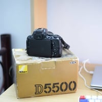 كامرا نيكون d5500  شاشه لمس قلاب  بيها Wi Fi  دقتها ٢٤  نضيفة مع عدسته...