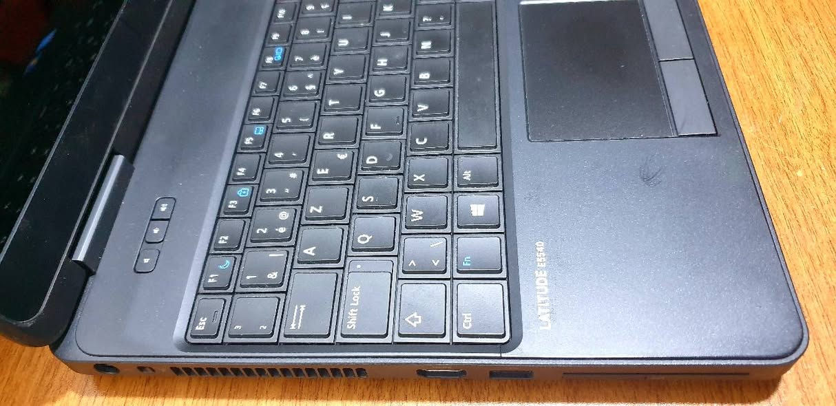 Dell E5540 core i5 الجيل الرابع 
الرام 8G الهارد 120ssd 
حجم الشاشة 15.6 
كارت شاشة خارجي 2G 
Nvidia GT 720M
البطارية جديدة
مناسبة للدراسة والبرامج الهندسية 
والالعاب المتوسطة والمكاتب
السعر 175 الف المكان بعقوبة


**إذا كنت صاحب هذا الإعلان وتريد حذفه لأي سبب، رجاءا أرسل رسالة إلى الدعم الفني**