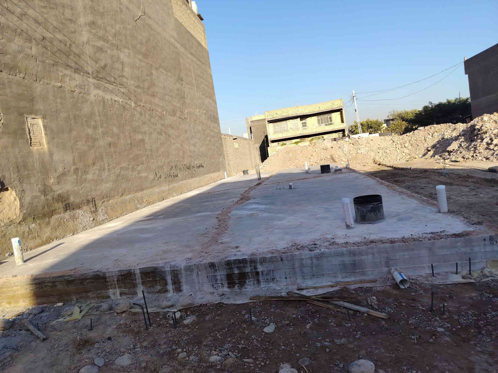 عملنا في ميسان فقط تسليم مفتاح كرسته وعمل ترميم إضافة بناء تسليم هيكل عظم بدون باب وشباك سعر المتر المربع للهيكل كرسته وعمل ١٨٠ الف يتضمن الفقرات التاليهه
دفن وتعديل الأرض بمادة السبيس مع مستوى وزن الشارع
مع الحدل بحادله كبيرة
رش مبيدات كلوردين قاتل الحشرات
تسقيط وتخطيط الخارطه على الارض مع فرش نايلون زراعي نوعيه جيده
عمل المجاري حسب مخطط الخارطه نوعية امل الشريف المصري
تسليح الرفت يكون حسب مخطط الخارطه مع حصيرتين تسليح
صب الرفت بمواد درجه اولى اسمنت مقاوم رمل اخيضر حصو مكسر او صب بم  كونكريت جاهز حسب طلب الزبون
يكون ارتفاع الرفت ٤٠ سم
صب بتلو ٢٠ سم حسب المخطط
بناء بالطابوق الجمهوري بارتفاع ٣،٣٠ للطابق الأرضي
عمل حداده ونجاره صب السقف نوعية الشيش عراقي اف اف أو سوبر أو ماس رباط ٣٠ سم على كل البيت مع السقف
بناء الطابق الثاني بارتفاع ٣،١٠ نفس مواصفات الطابق الأرضي مع مردات ماء ٢٠ سم
بناء البيتونه مع صب السقف حسب مساحة الخارطه مع الستاره بارتفاع ١،٧٠ سم
يشمل الهيكل المجارى كاملة مع مرازيب السطوح والبلكونات
مع تأسيس أنابيب السبالت مع تأسيس جكشنات سبور لايت السقوف
علما عملنا في ميسان نقد فقط
***********
