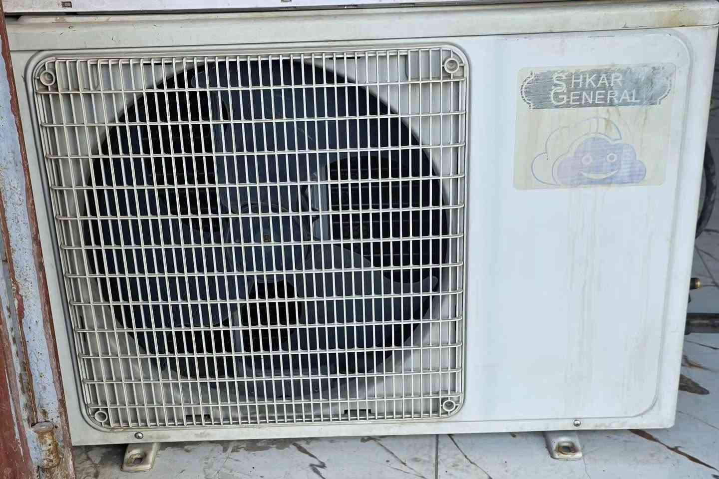 سبلت جنرال شكار (حجم طن ونص) 
غاز 22  تبريده ثلج ❄️
 اعتيادي وليس انفيرتر 
حاليآ مشدود تجي تشوفه بعينك تقتنع بي افتحه الك وبلعافيه عليك 

موجود فيديو الفحص مالته موضح كلشي بي من تيريد الى غاز الى امبيريه الى كلشي   الشراي يجي خاص

ملحقاته كامله بوراي 3 متر  ريمونت قاعده وايرات يعني جاهز من كلشي 

سعره 300 الف 

مكاني بغداد قريب الشعب بوب الشام 
للاتصال بالرقم ***********او وتساب 
يوجد خدمة توصيل داخل بغداد
