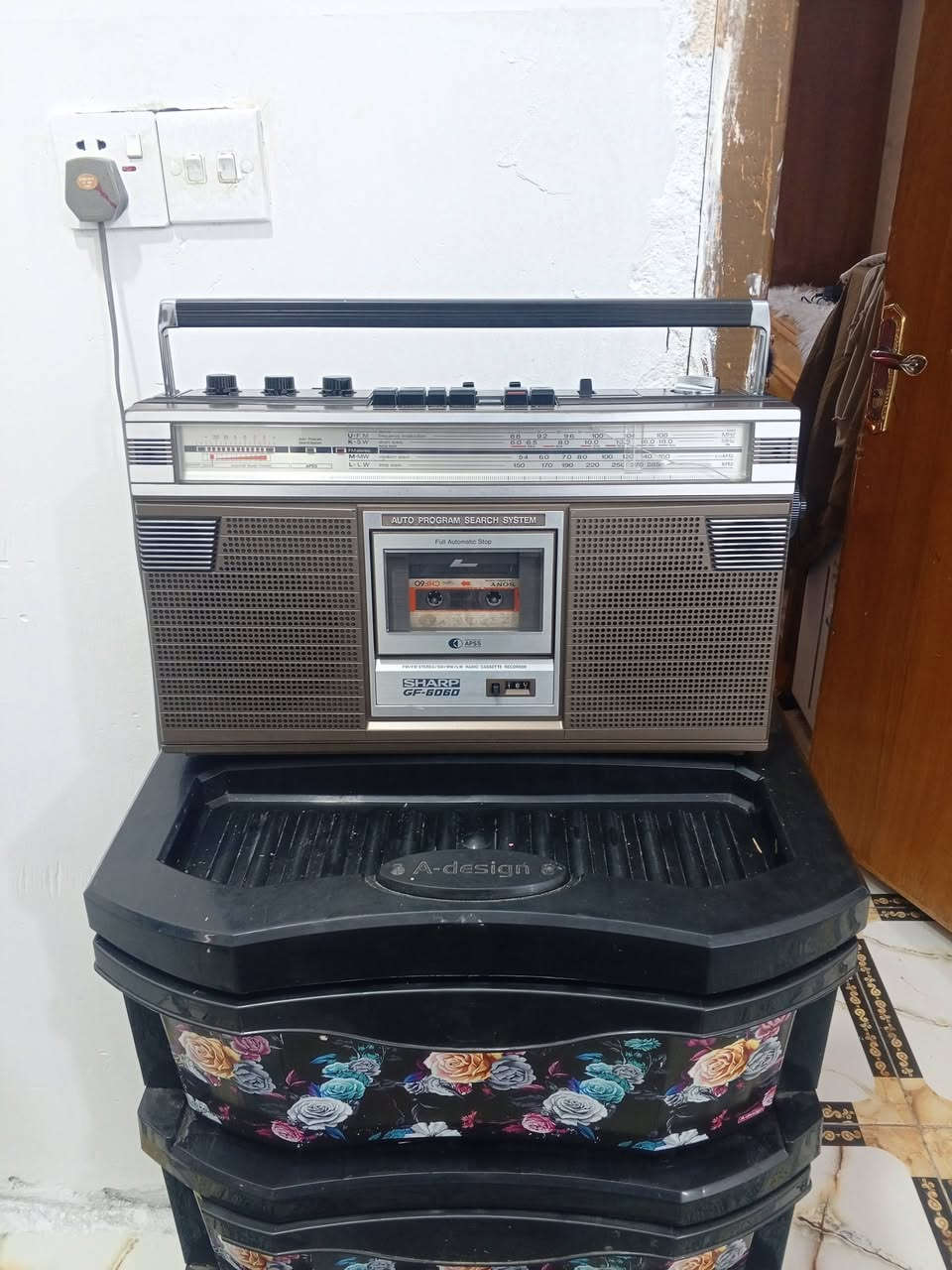 السلام عليكم اخوان عندي هذا الجهاز شارب ياباني اصلي مختوم ختم ياباني شغال بالكامل راديو ومسجل نظافه 95 بالميه يشتغل كهرباء 220 ويشيل 8 بطاريات كبار  السعر ع الخاص للاستفسار الاتصال على الرقم التالي ***********
