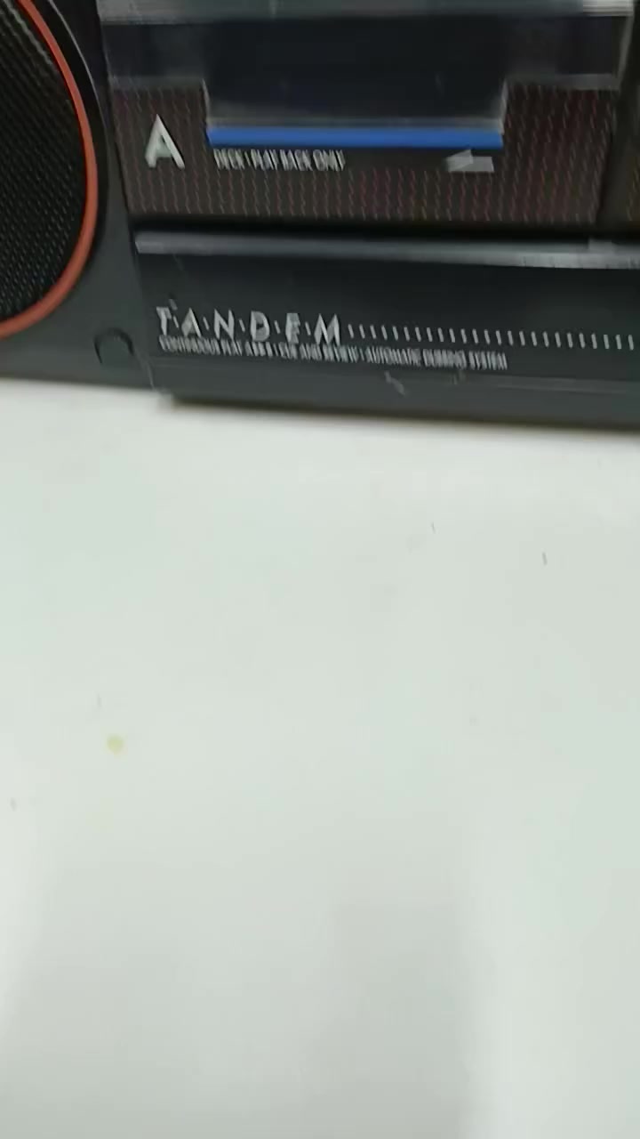 السلام عليكم..
مسجل راديو للبيع 
نوع فيليبس صناعة هولندا اصلي 
دبل كاسيت وراديو أربع موجات 
الجهاز بحاله جيده خارجياً وداخليا ولكن يحتاج إلى صيانه أبيعه على هذا الوضع مثل ما هو موضح بالصور والفيديو 
السعر ٢٥ ألف دينار والتوصيل على المشتري 
للأتصال ***********
