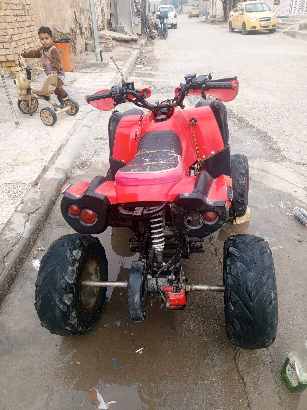 درّاجة رباعية حمراء بحالة جيدة، مناسبة للمغامرات في المناطق الوعرة أو للاستمتاع في الأحياء السكنية. تصميم جذاب وعجلات قوية تساعد على الثبات عند القيادة. فرصة مميزة لهواة الدراجات الرباعية.