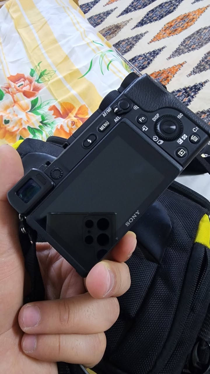 @لكل شخص يبحث عن جودة فيديو احترافية 4K وعزل مميز،  للبيع كاميرا Sony a6400 الاحترافية (Mirrorless). الكاميرا ممتازة جداً للبث المباشر (Flipped screen للـ Vlog) وتتبع العين السريع جداً.

​الاستخدام: خفيف جداً وشخصي.

​الحالة: أخت الجديدة، نظيفة تماماً وشغالة 100% بدون أي مشاكل تقنية أو مصنعية.

الشتر كدامكم ٧٨٣

​السعر : خاص 

​الموقع: بغداد


**إذا كنت صاحب هذا الإعلان وتريد حذفه لأي سبب، رجاءا أرسل رسالة إلى الدعم الفني**