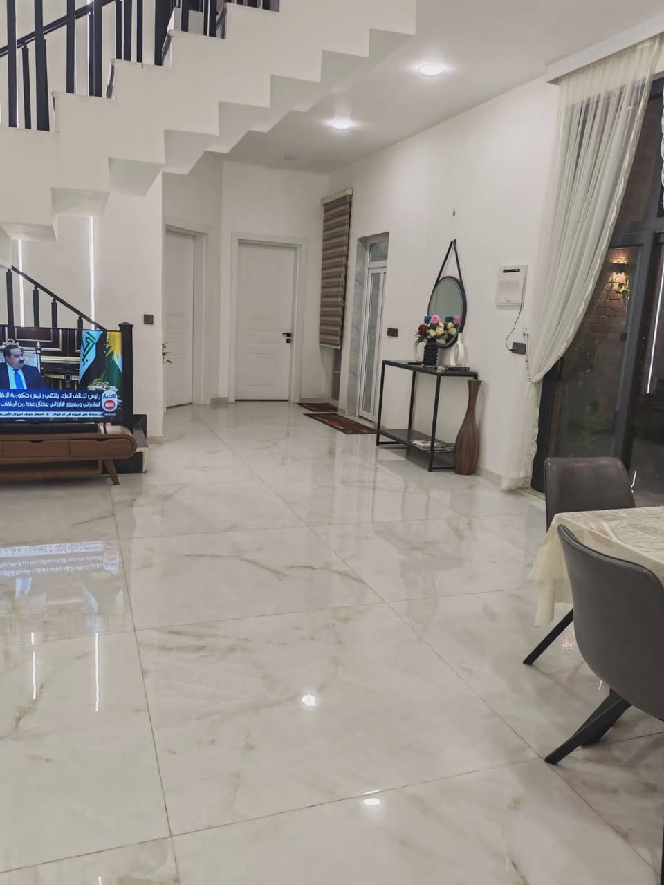 🏡✨ دار حــديــث لــلــبــيــع ✨🏡
━━━━━━━━━━━━━━━━━━━━

📍 الــمــوقــع: بابل – وزير
تقسيم حسين مارينا
خلف محطة وقود حمورابي

━━━━━━━━━━━━━━━━━━━━

📐 الــمــســاحــة: 206 متر

📜 طــابــو زراعــي – ســنــد 25

🏢 الــبــنــاء: طابقين
✨ بناء حديث عام 2026 بإشراف كادر هندسي متخصص

━━━━━━━━━━━━━━━━━━━━

🏠 تــفــاصــيــل الــدار:

🔹 الطــابــق الأول:
• غــرف نــوم عــدد (2)
• اســتــقــبــال
• هــول
• مــطــبــخ
• مــجــمــوعــة صــحــيــة مــعــزولــة
• حــديــقــة داخــلــيــة
━━━━━━━━━━━━━━━━━━━━

🔹 الطــابــق الــثــانــي:
• غــرف نــوم عــدد (2)
• مــجــمــوعــة صــحــيــة مــعــزولــة

━━━━━━━━━━━━━━━━━━━━

🌟 مــمــيــزات الــعــقــار:
✔ مــجــمــوع غــرف الــنــوم (4)
✔ تــصــمــيــم عــمــلــي ومــســاحــات مــريــحــة
✔ شــارع تــبــلــيــط بعرض 10 متر
✔ خــدمــات كــامــلــة
✔ بــنــاء حــديــث بــمــواصــفــات جــيــدة
━━━━━━━━━━━━━━━━━━━━

💰 الــســعــر: 295 مليون
✨ قــابــل لــلــتــفــاوض

━━━━━━━━━━━━━━━━━━━━━

📞 لــلــاســتــفــســار والــاتــصــال

🏢 مــكــتــب عــقــارات أَبــراج بــابــل
(حسن الحسناوي)
• ***********
• *********** 

📍 مــوقــع الــمــكــتــب:
بابل – حي الجزائر – مقابل الجسر الدولي

━━━━━━━━━━━━━━━━━━━━━━
