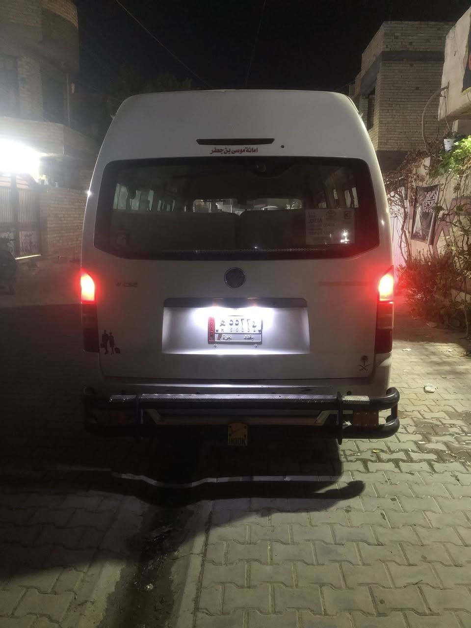 السلام عليكم سياره موديل 15مكينه وكير واكسل خير من الله المكينه صار 10ايام شادهه  تبريد شغال بيهه منظومه غاز 60 محوره 18مقعد  السياره جاهزه صاحبهه يريد تحويل مطلوبه غرامه15ورقه مكاني بغداد الزعفرانيه السعر  90ورقه بيع مستعجل الرقم ***********  مكفوله من ضربه وصبغ بس بيهه طخات على البارد
