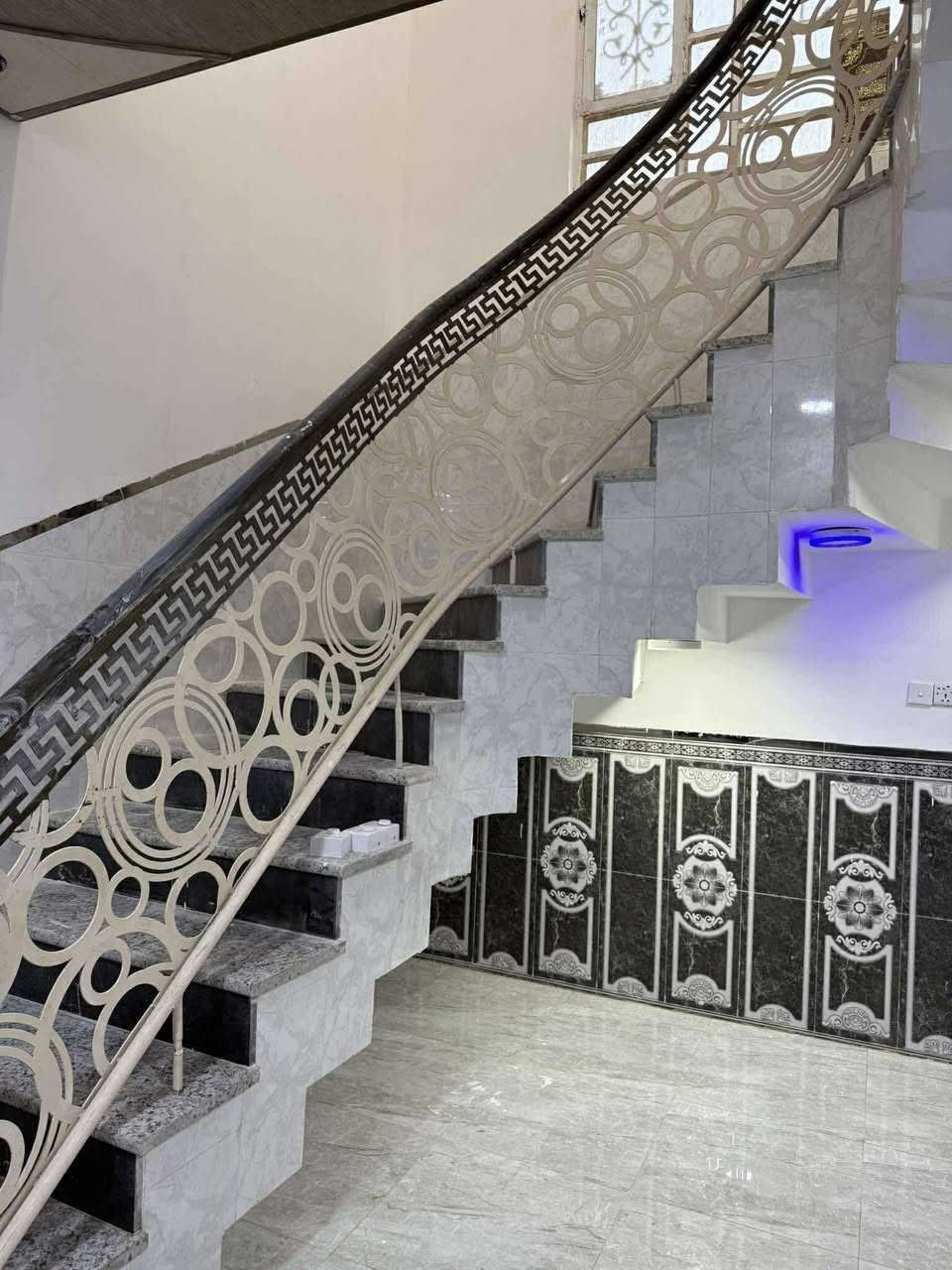 #اللهم صل على محمد وآل محمد 
#البيت للبيع
السماوه حي 36 مقابيل المدرسه الفرسان 
#بيت للبيع طابو صرف 
#المساحة  125متر طابق ونص 
#قرب الشارع العام 
غرفتين وصاله ومطبخ 2مجمعات صحيه وبراني وطارمه كونكريت مسلح عالي عن الشارع  
# السعر 107 مليون مع المجال لشراء يراجع مكتب الناجح للعقارات السماوة حي الحكم قرب مرطبات فستقه 
#مكتب- الناجح للعقارات 
للإستفسار اكثر مراسلتنا ع الخاص او الاتصال ع الرقم التالي ***********بي وتساب /*********** بي وتساب 
#او مراجعة مكتبنا الواقع في
#الحكم / مجاور مرطبات فستقه علمأ دوام مكتبنا من 9 صباحأ ال 10 ليلأ اخوكم ابو مصطفى للعقارات 
{تابع صفحة المكتب }
