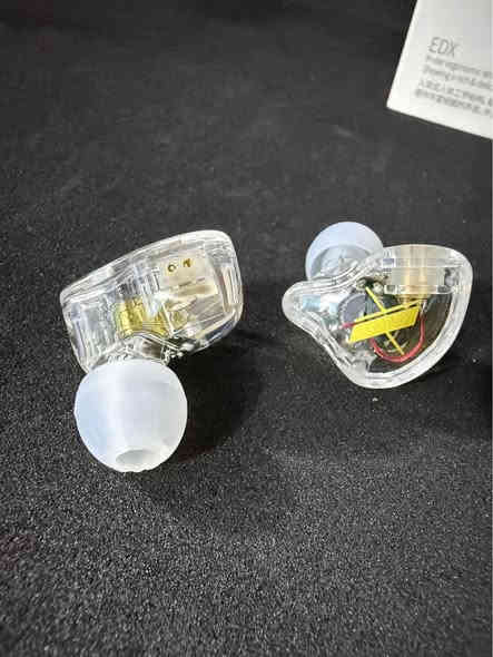 سماعات KZ EDX Pro مخصصة للألعاب 

- نوع السماعة: داخل الأذن، مع تصميم مريح (هوك للأذن) لارتداء ثابت ومريح

- المحرك الصوتي: مزودة بوحدة محرك ديناميكي واحد مقاس 10 ملم في كل سماعة، والذي يوفر صوت جهير (باس) قوي وتفاصيل صوتية غنية وواضحة

- كابل قابل للفصل: تأتي بكابل قياسي 0.75 ملم 2-Pin قابل للفصل، مما يتيح سهولة الاستبدال أو الترقية (مثل التحويل إلى سماعات لاسلكية باستخدام وحدة بلوتوث)

- عزل الضوضاء: يوفر التصميم داخل الأذن عزلًا سلبيًا فعالًا للضوضاء الخارجية (حوالي 26 ديسيبل عند ارتدائها بشكل صحيح)

السعر 15 ألف والتوصيل مجاني كل العراق 🚚

للحجز والاستفسار مراسلة الصفحة 

مراسلة او اتصال واتساب فقط *********** 📞 بغداد
